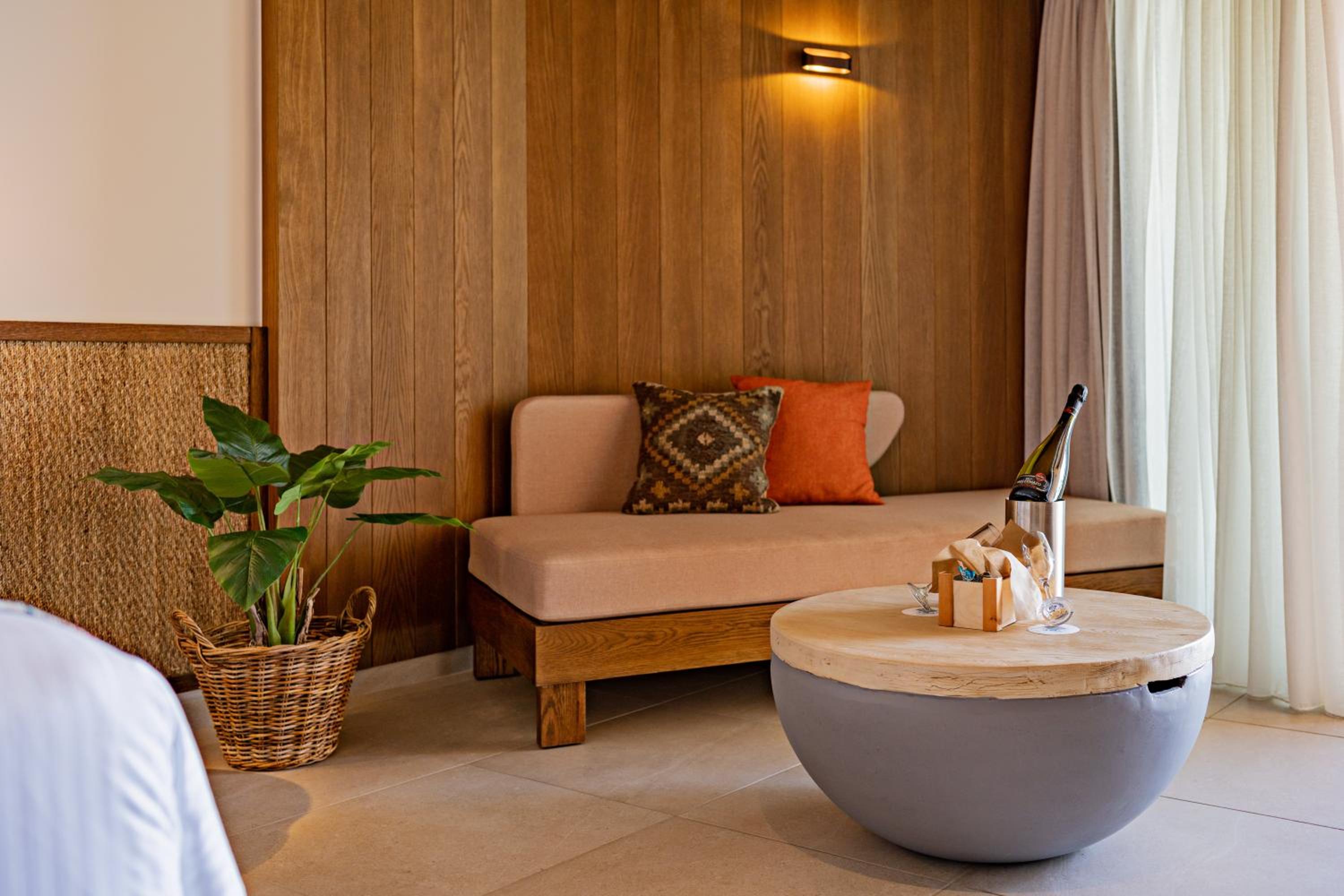 Deluxe Junior Suite - Photo 2