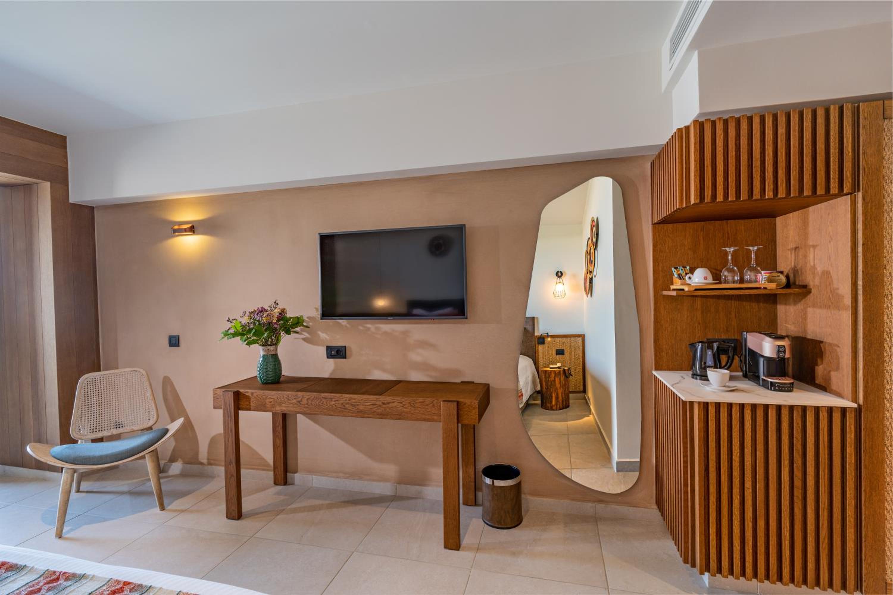 Deluxe Junior Suite - Photo 8