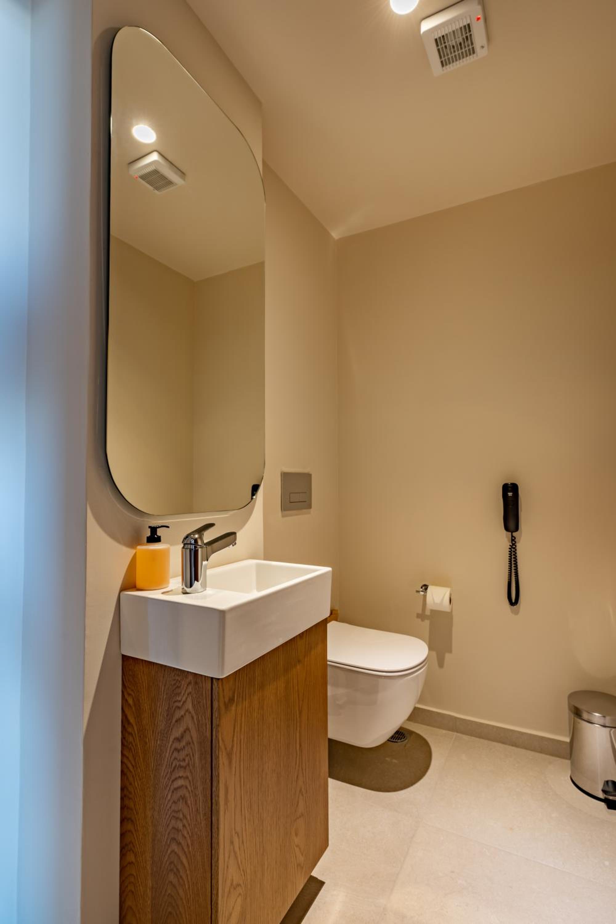 Suite - Photo 19