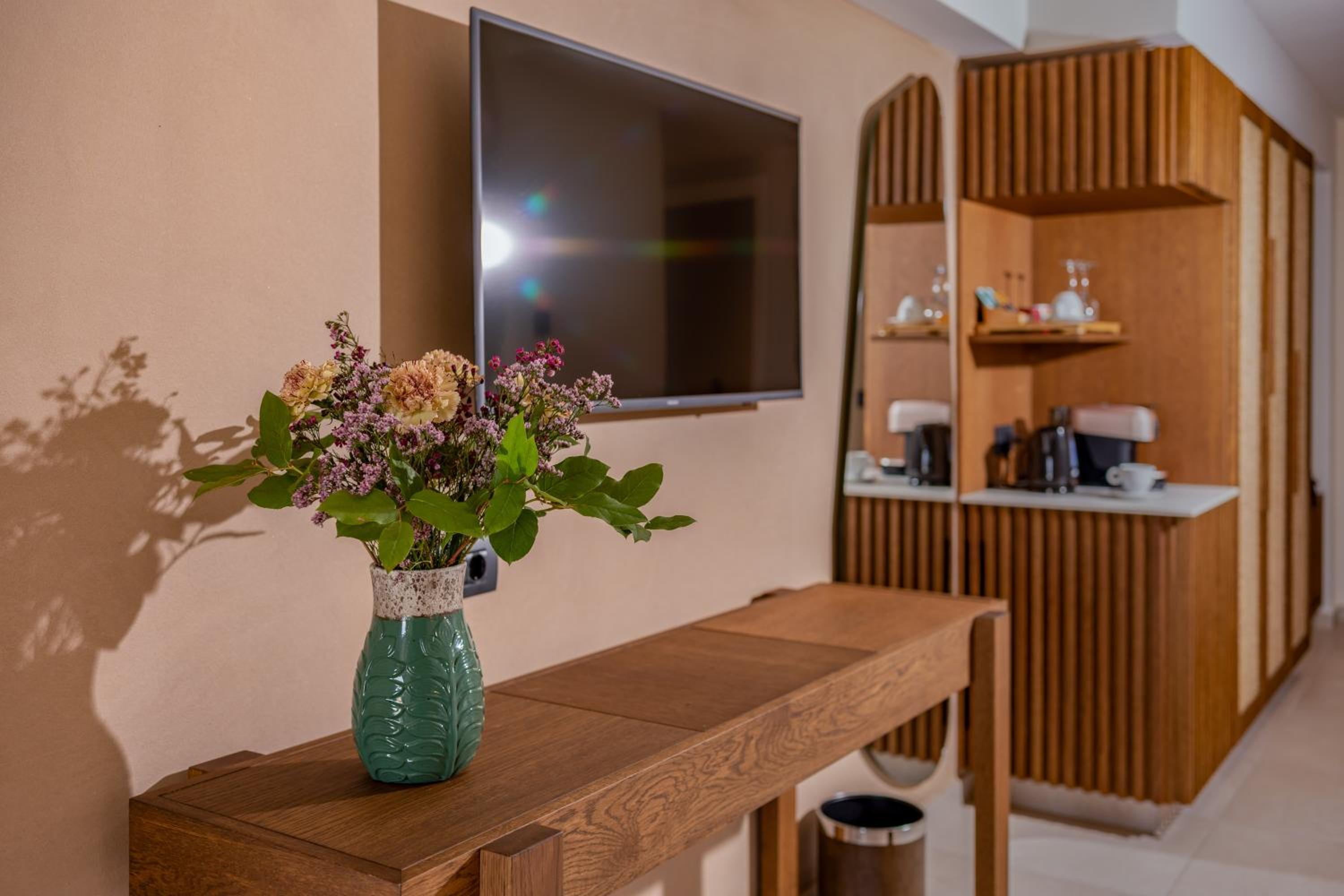 Deluxe Junior Suite - Photo 9