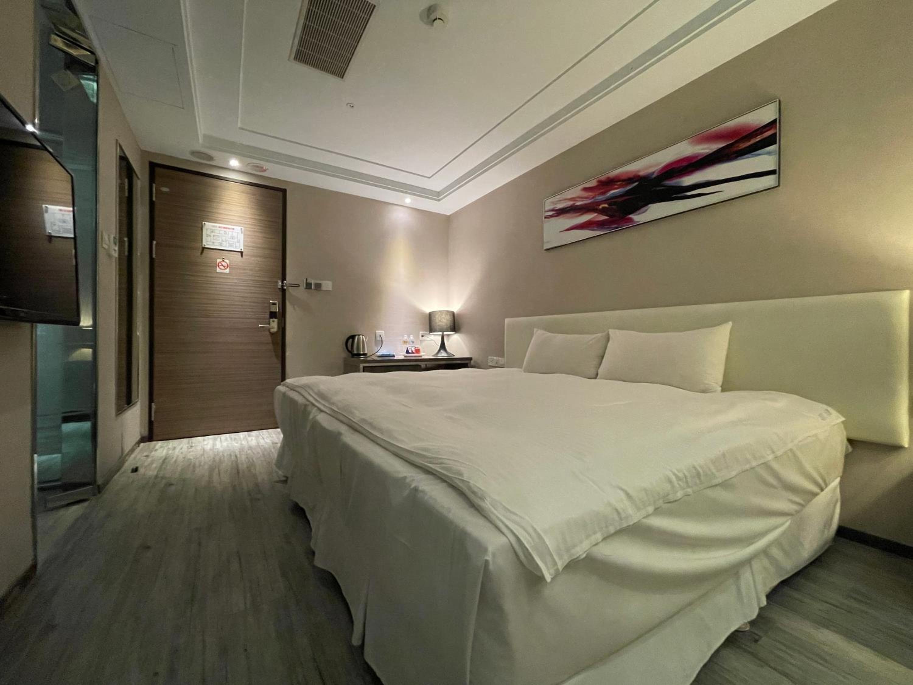 Budget Double Room No Window - Photo 4
