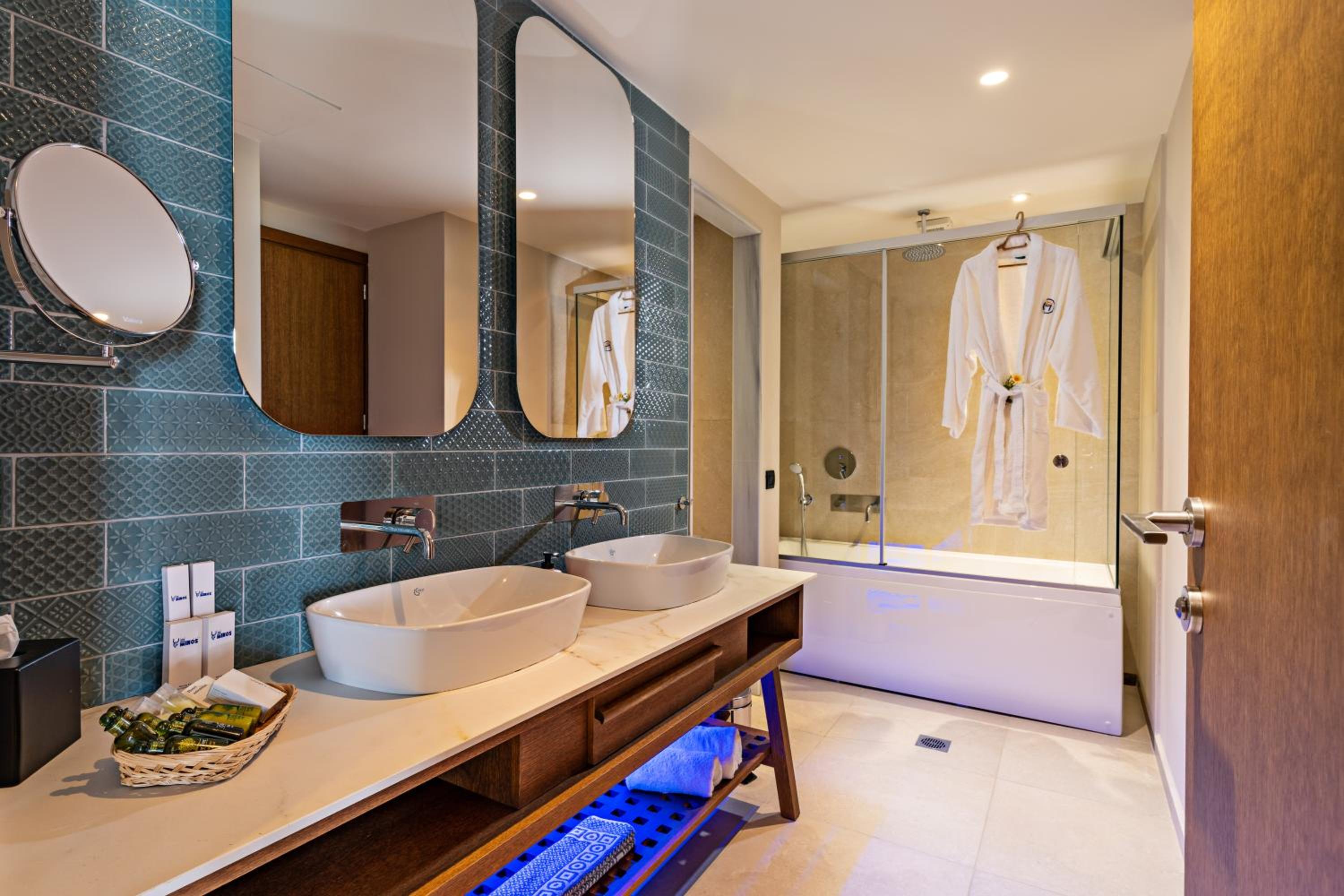 Suite - Photo 16