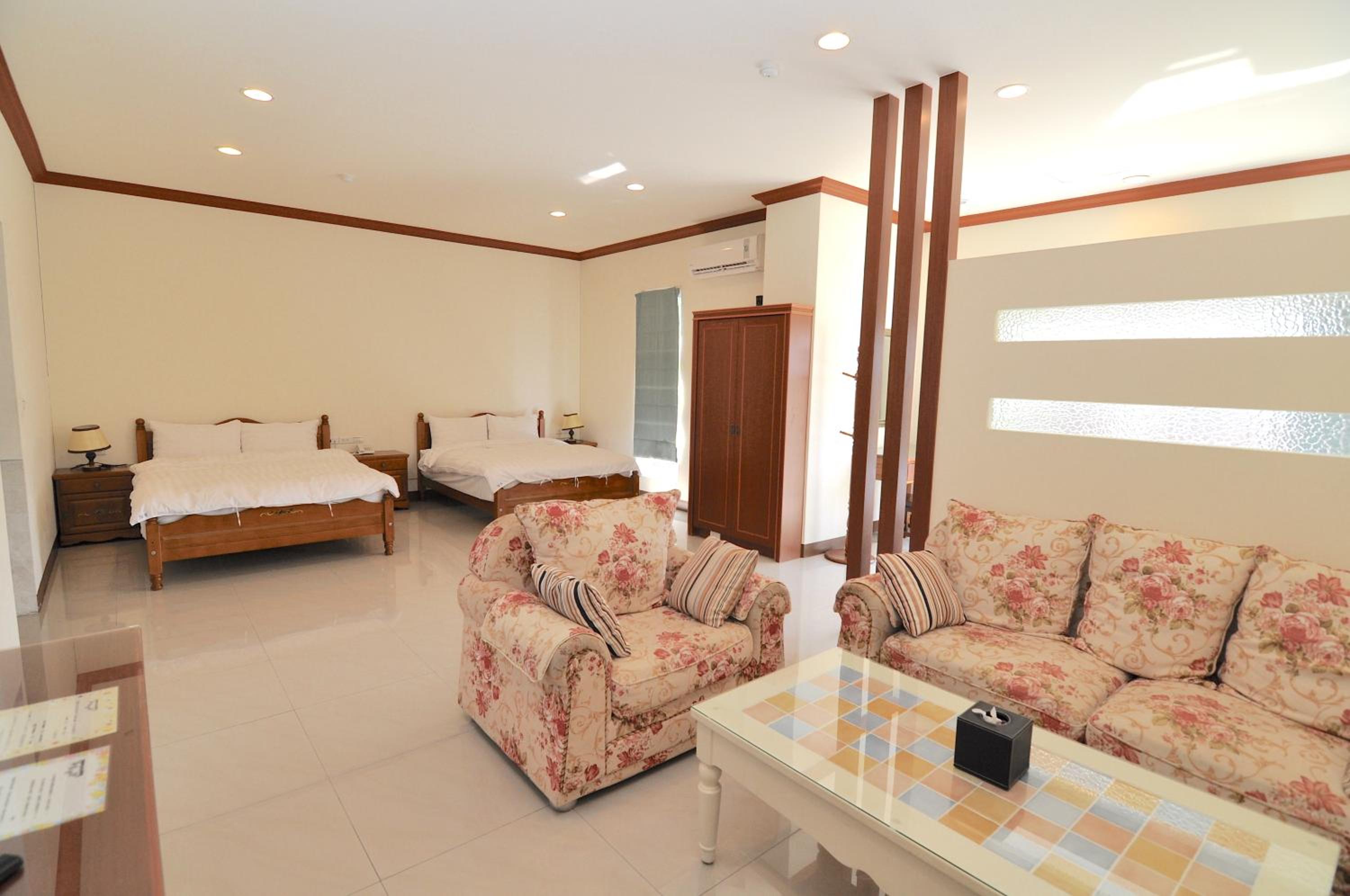 Superior Family Room photo 1
