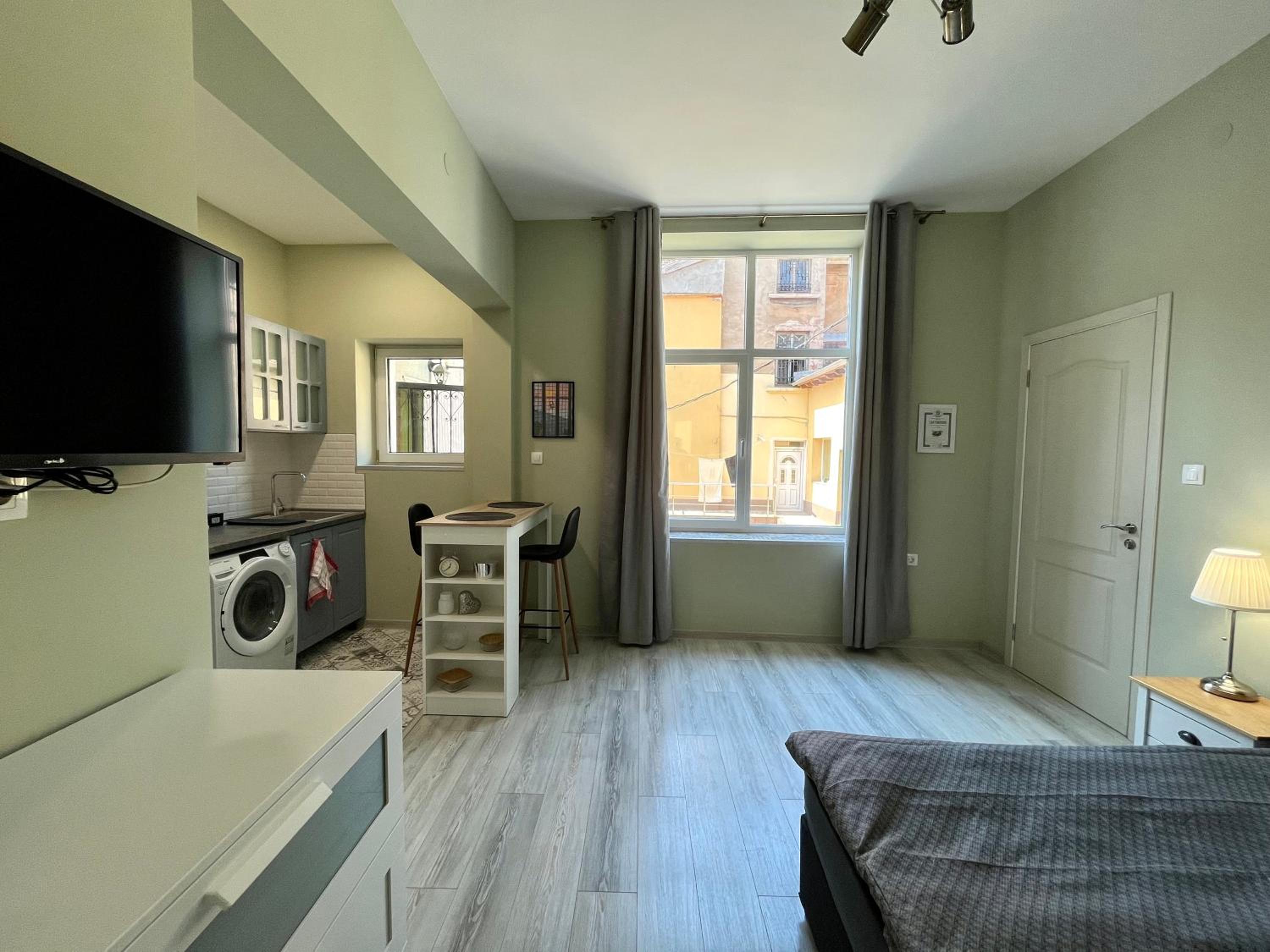 One-Bedroom Apartment photo 1