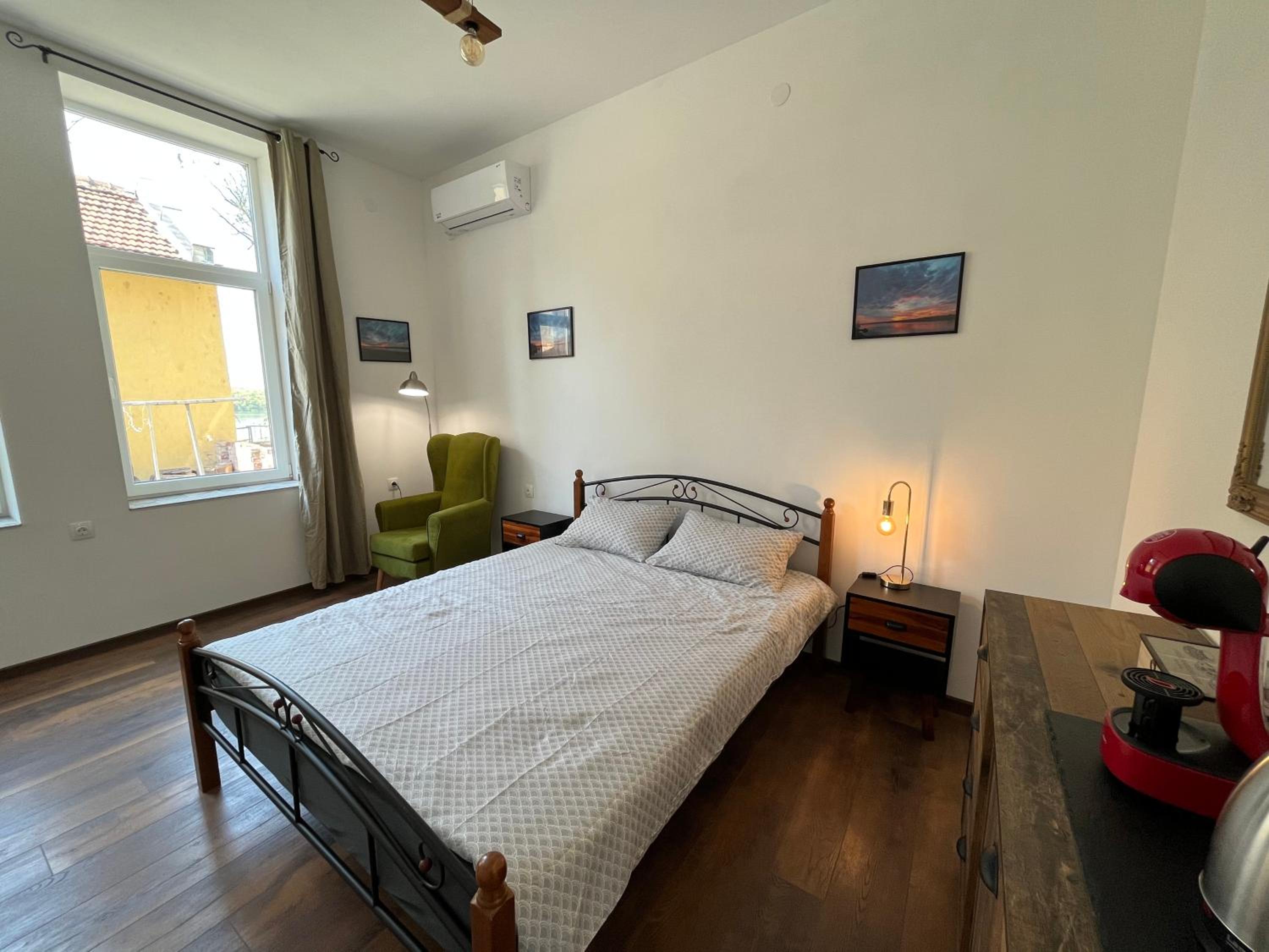 One-Bedroom Apartment - Photo 3