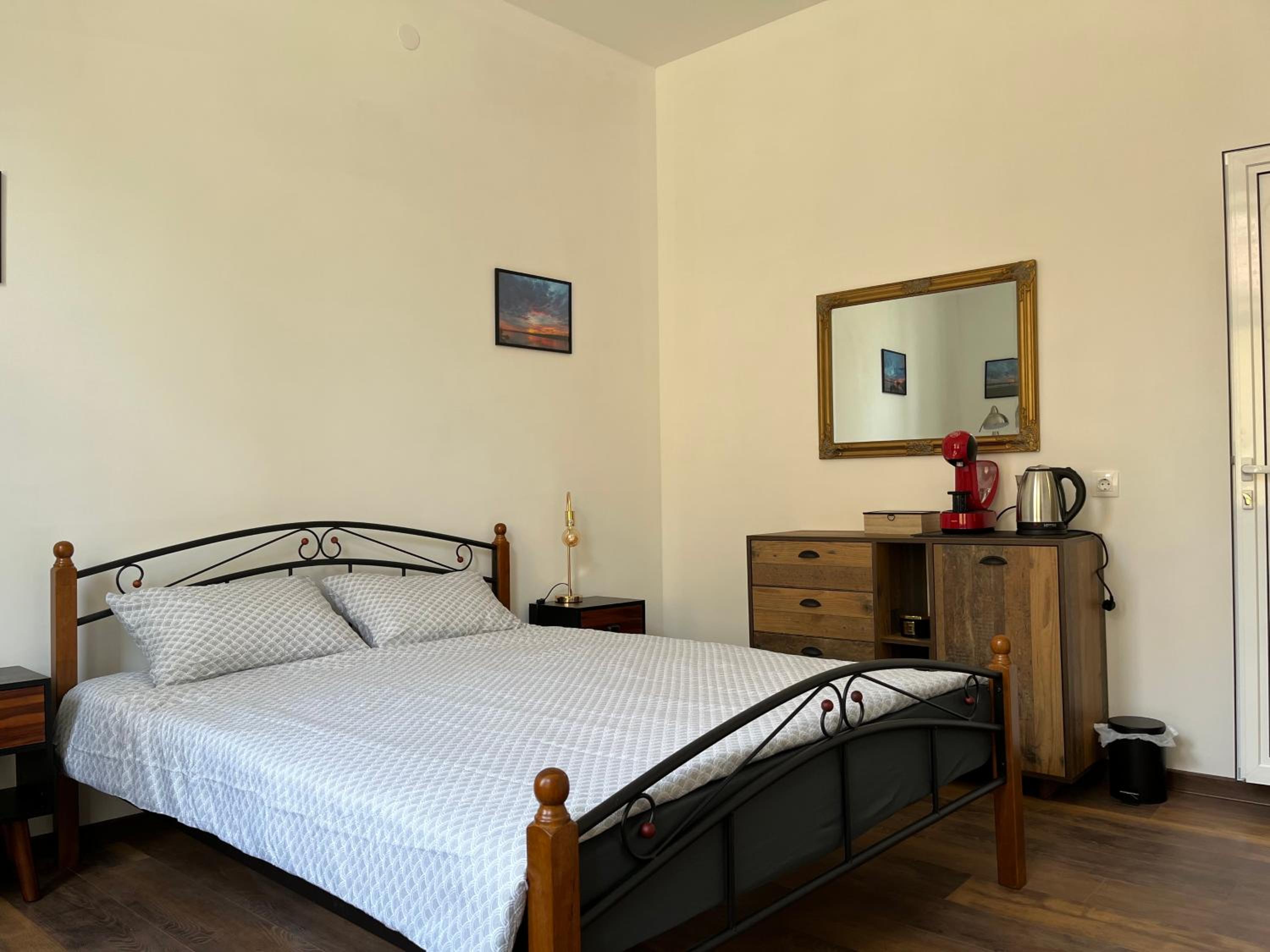 One-Bedroom Apartment - Photo 5