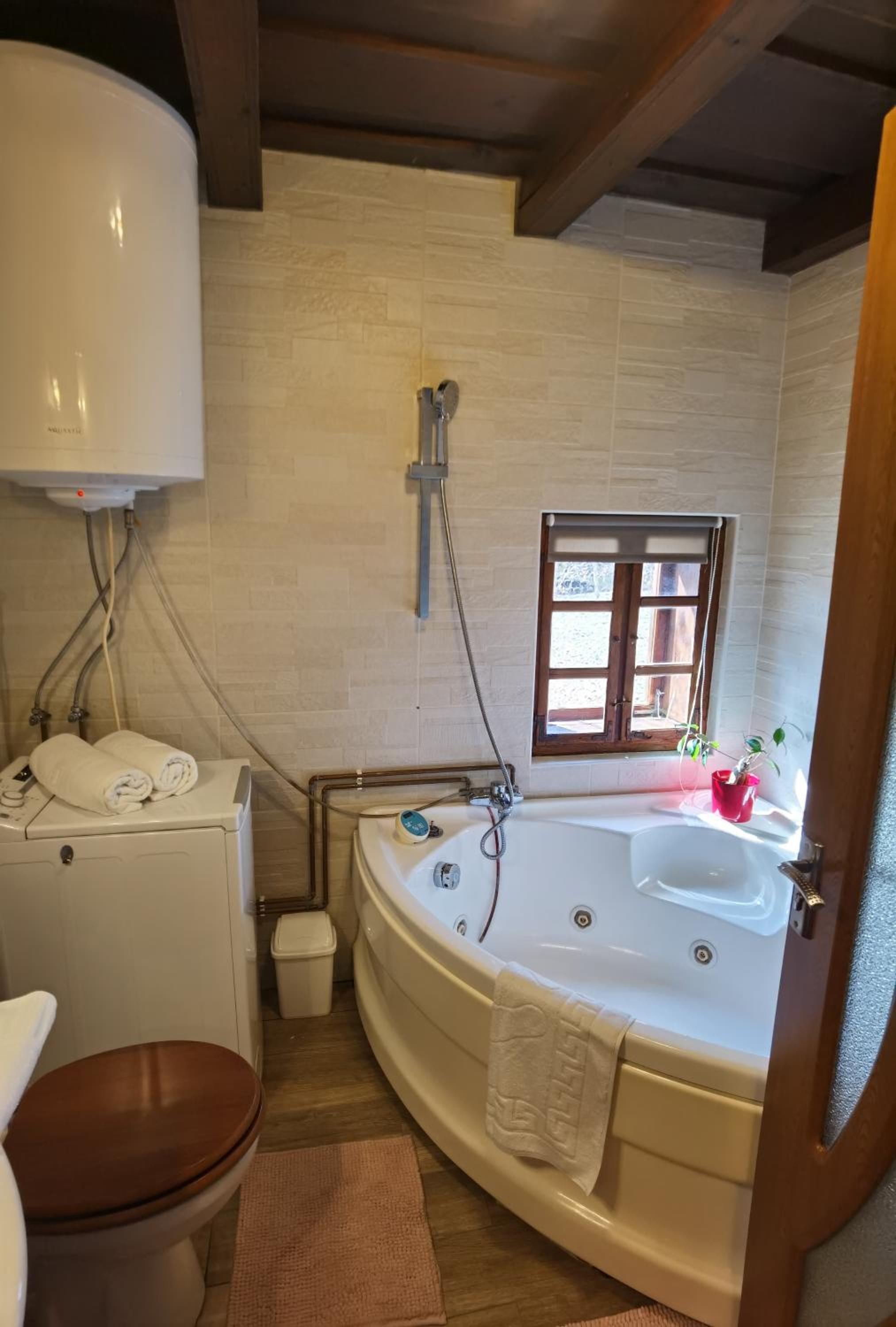 Deluxe Double Room with Extra Bed - Photo 4