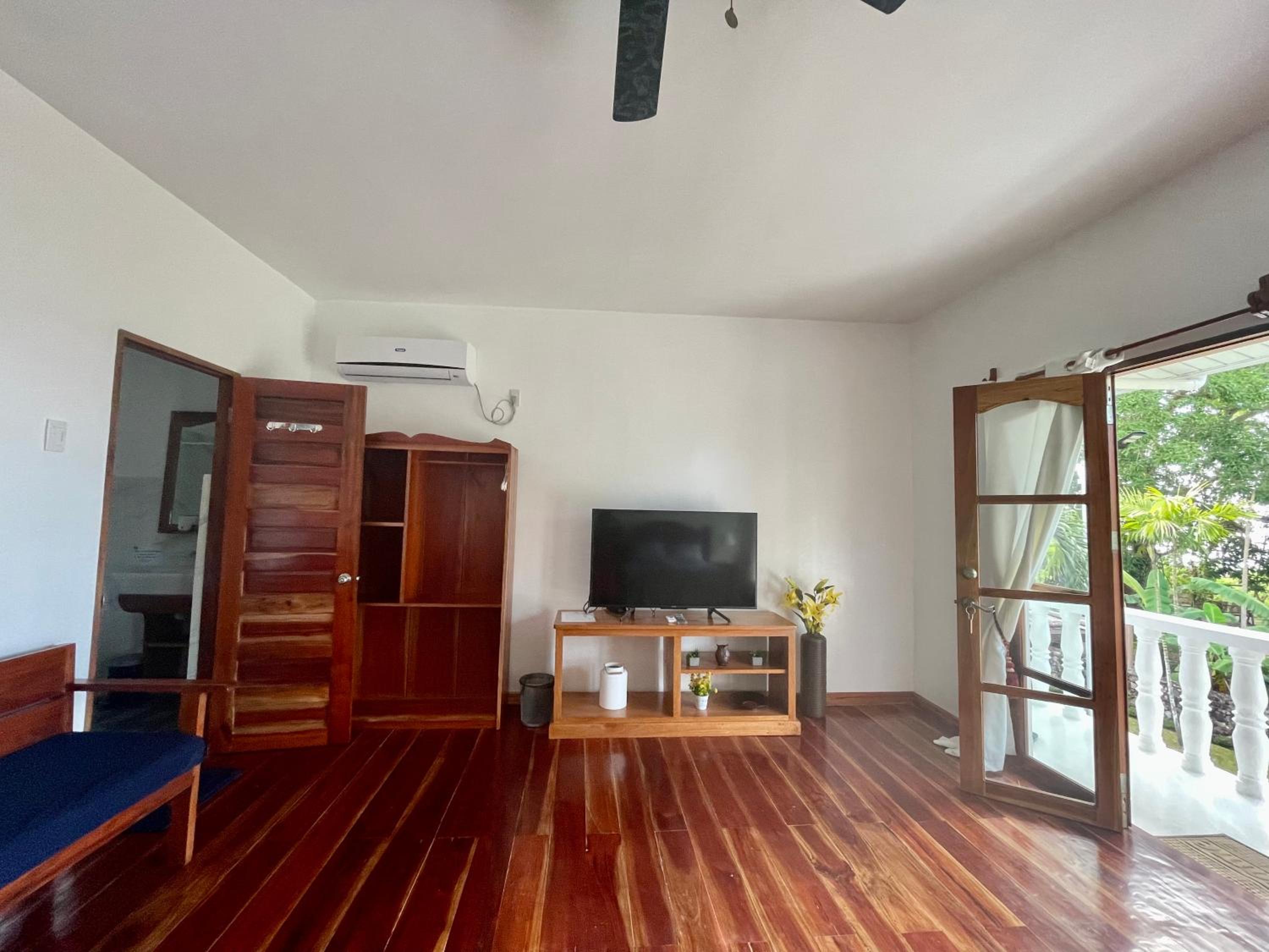 Family Room with Sea View - Photo 3