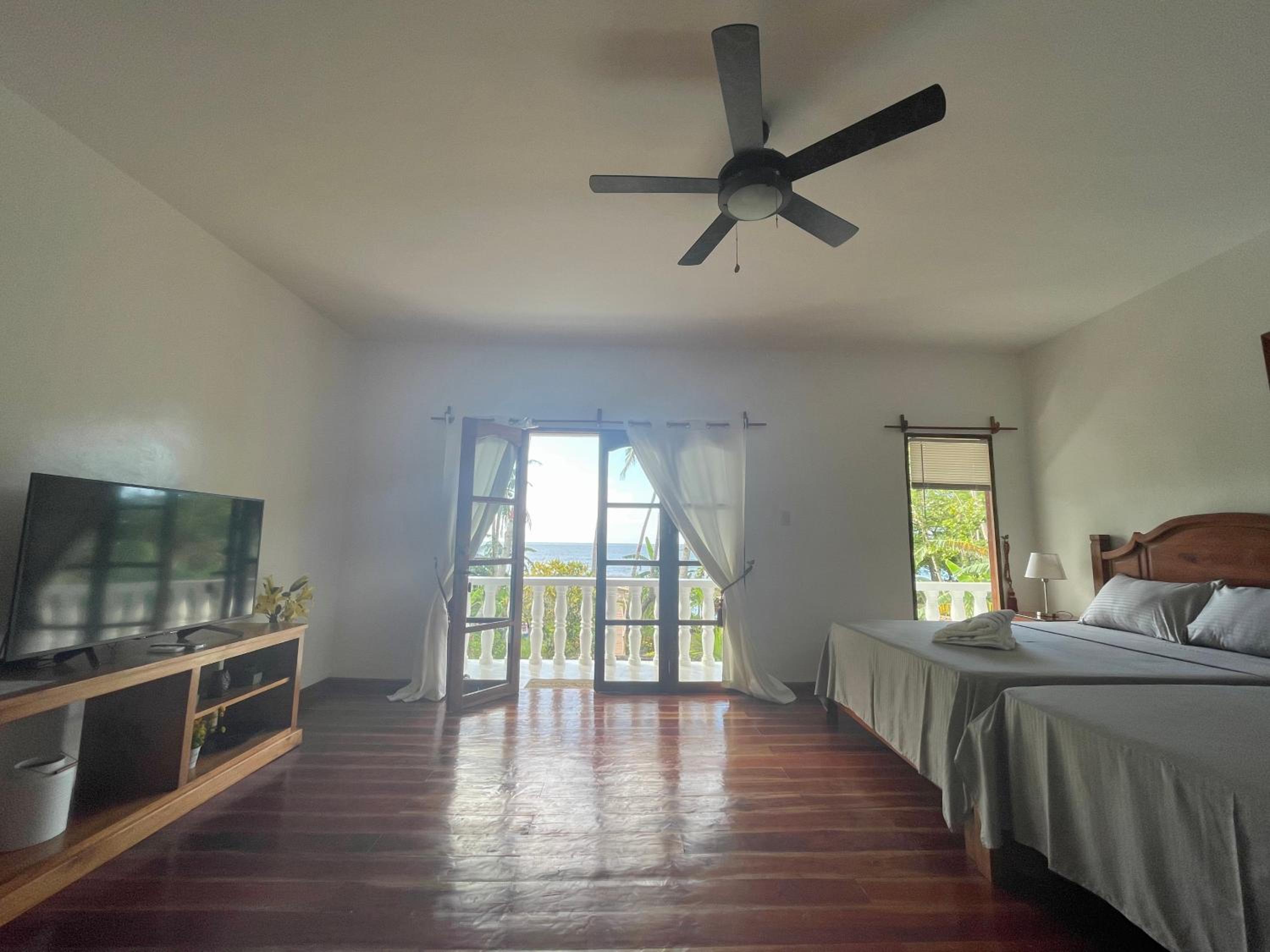 Family Room with Sea View - Photo 1