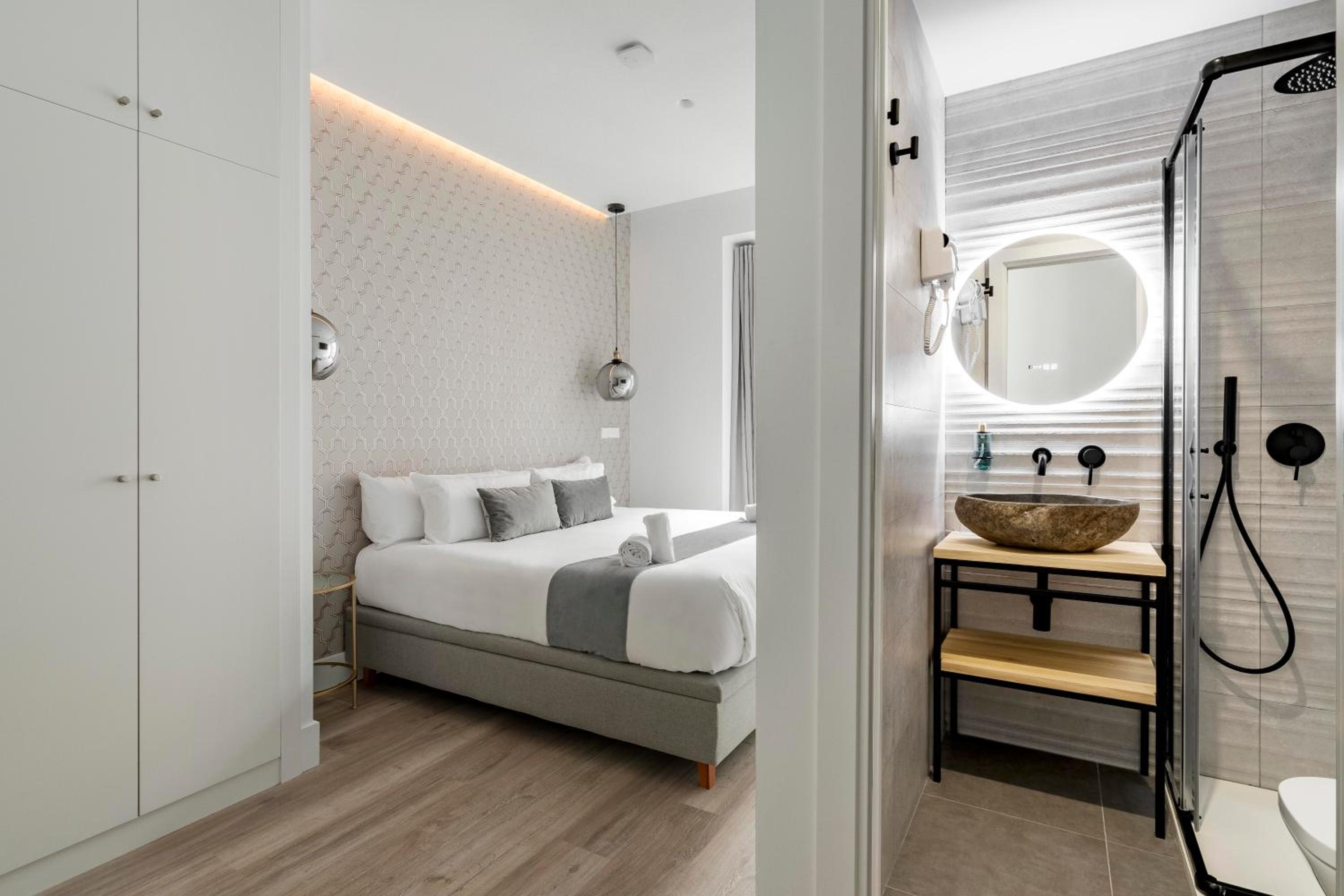 Deluxe Double Room with Balcony photo 2