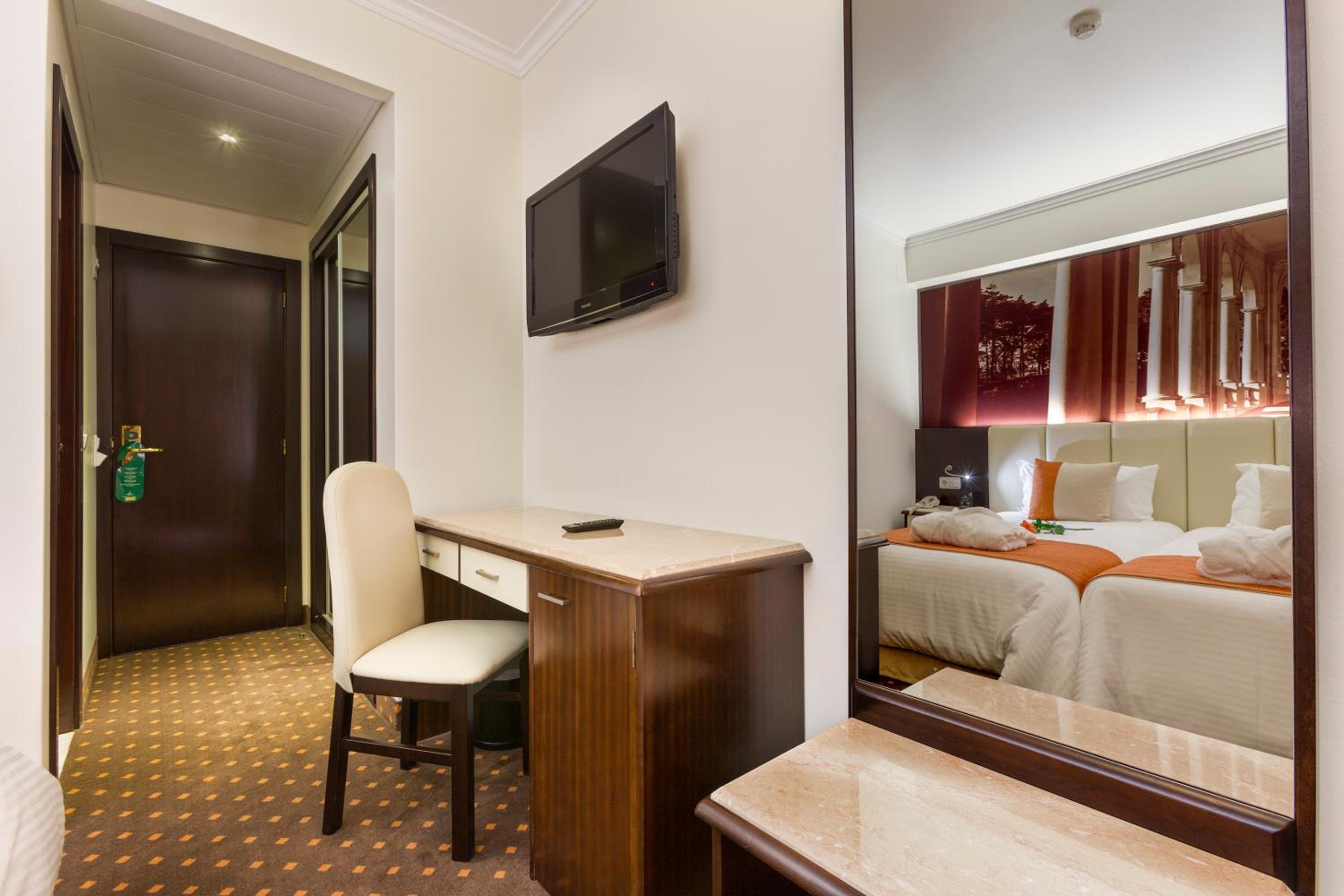Double or Twin Room with Balcony photo 3