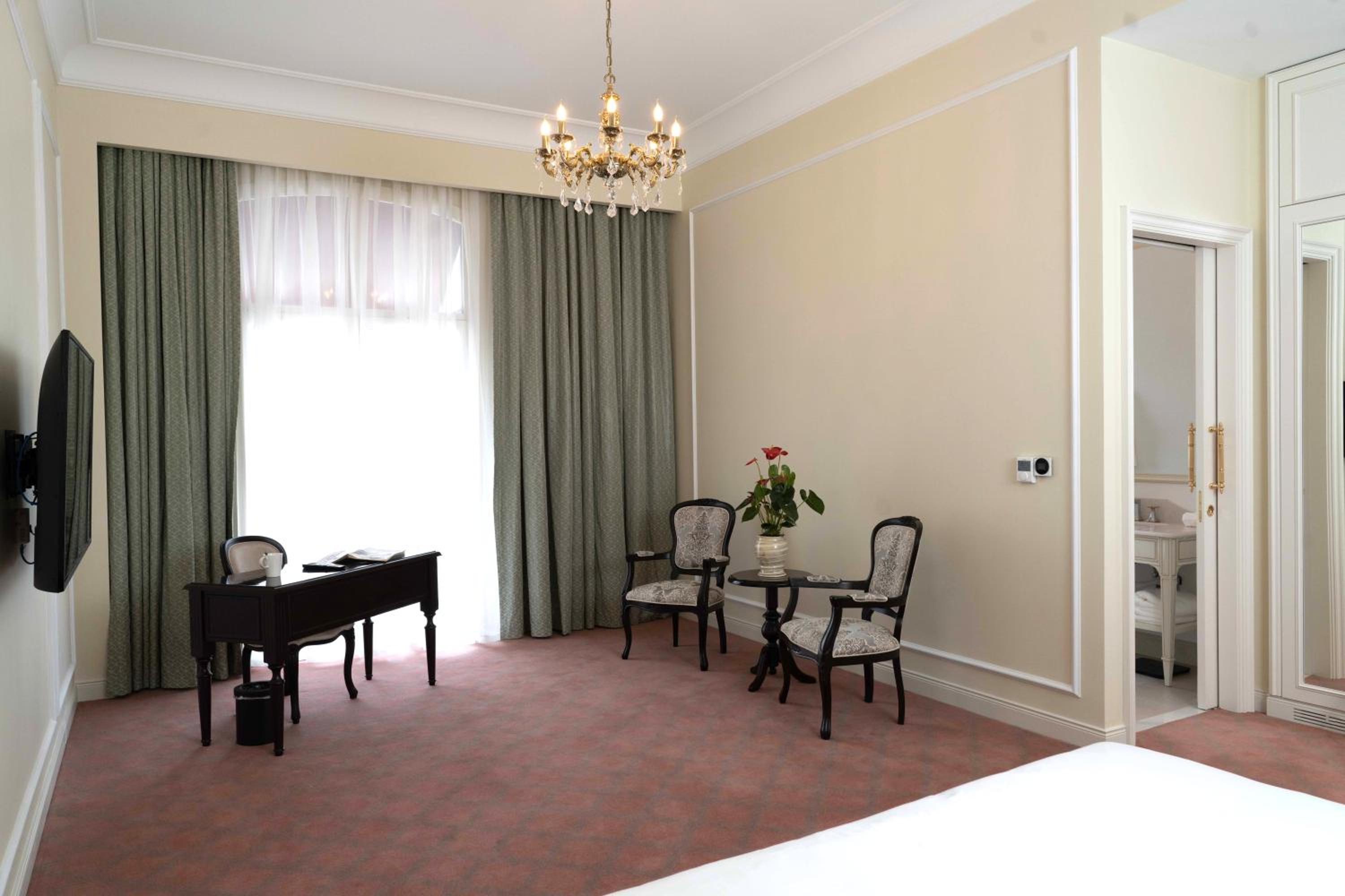 Deluxe King Room - Photo 1