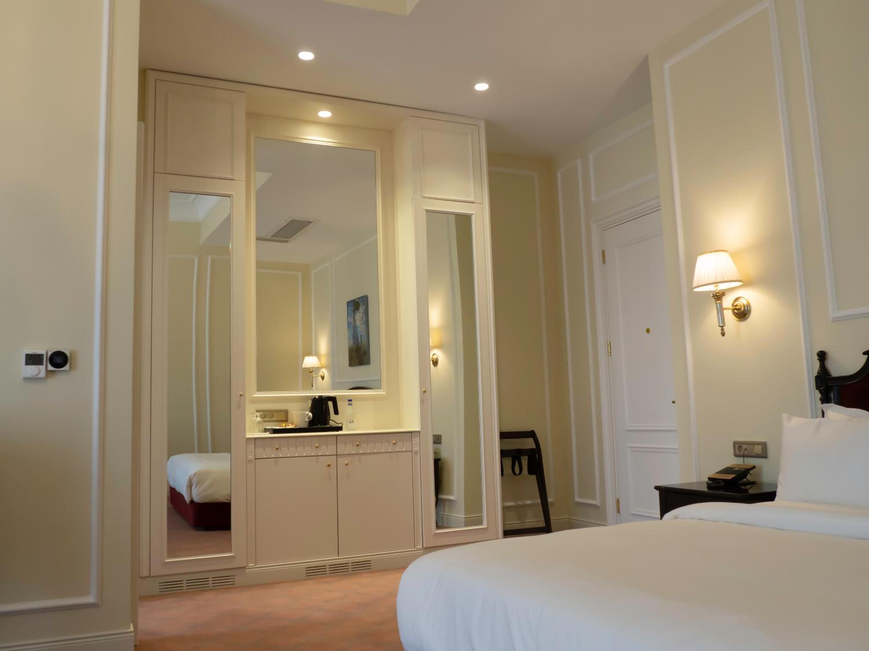 Deluxe King Room - Photo 2