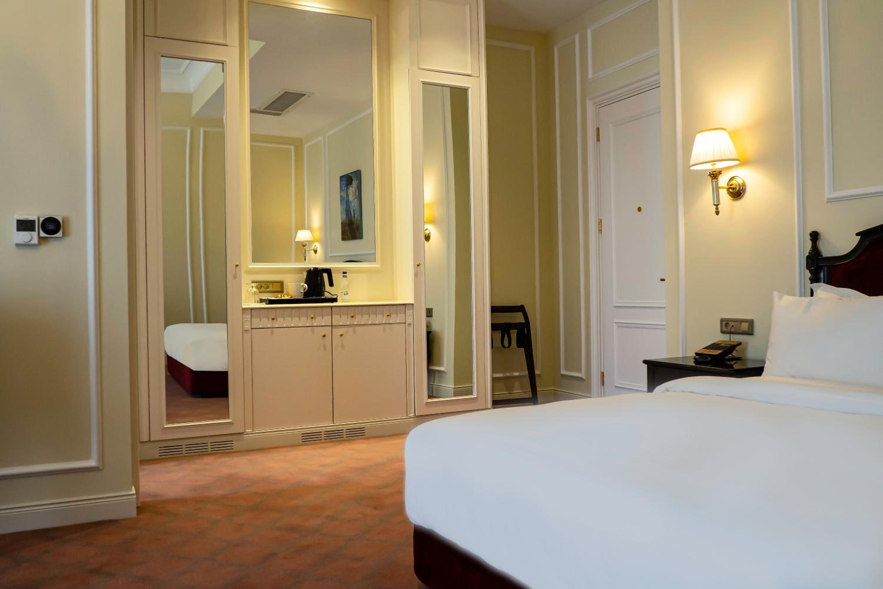 Deluxe King Room - Photo 4