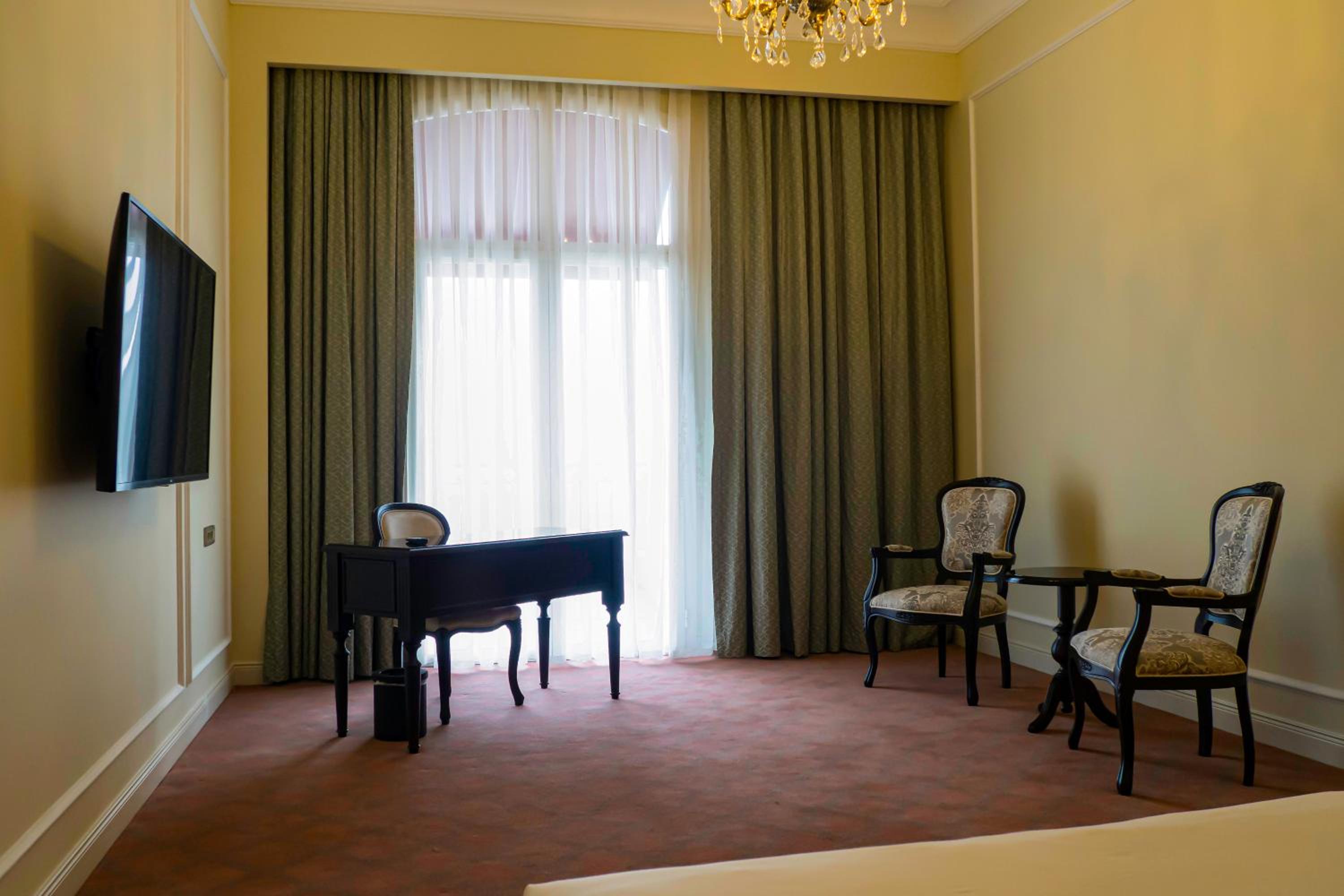 Deluxe King Room - Photo 3