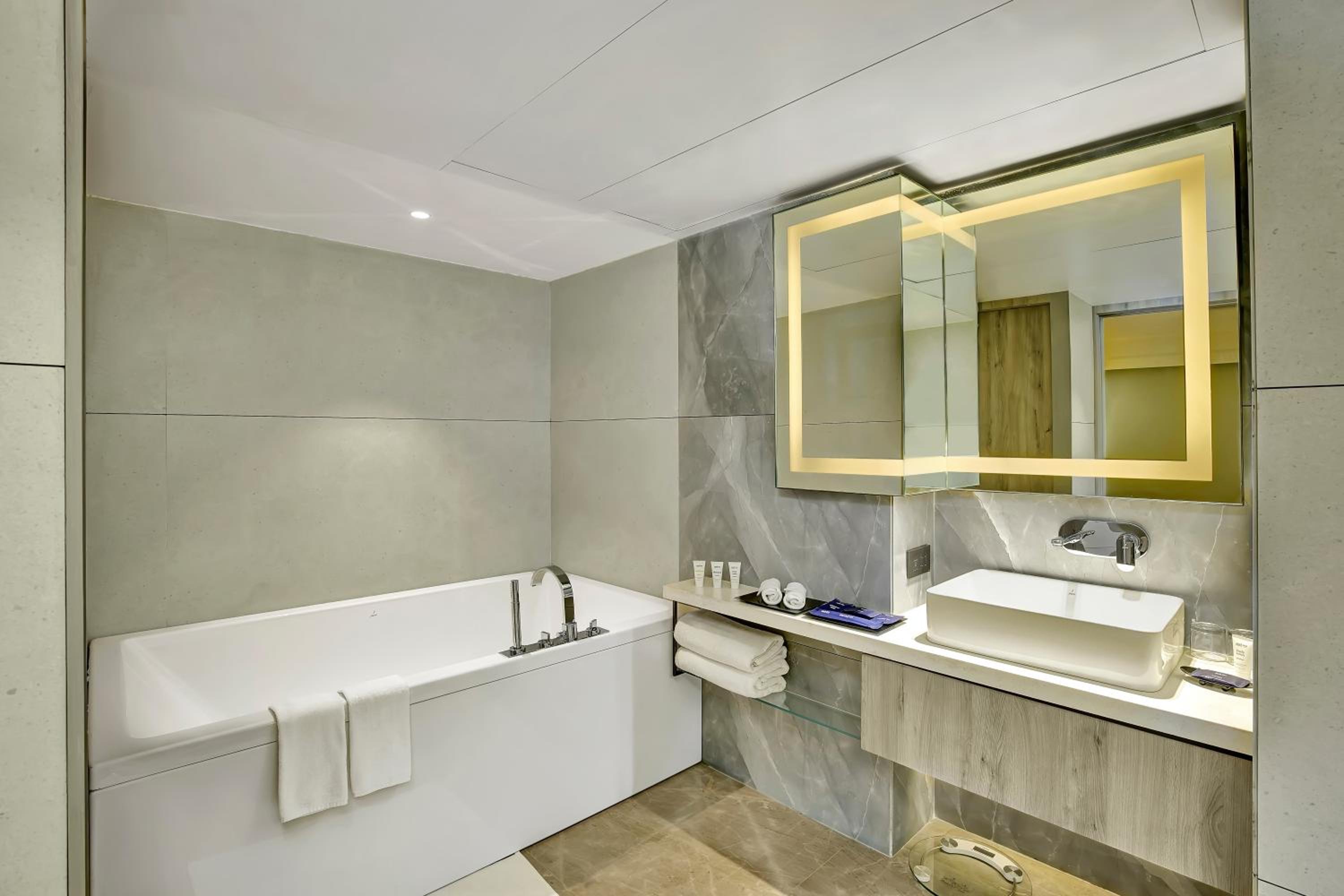 Suite Room - Photo 15