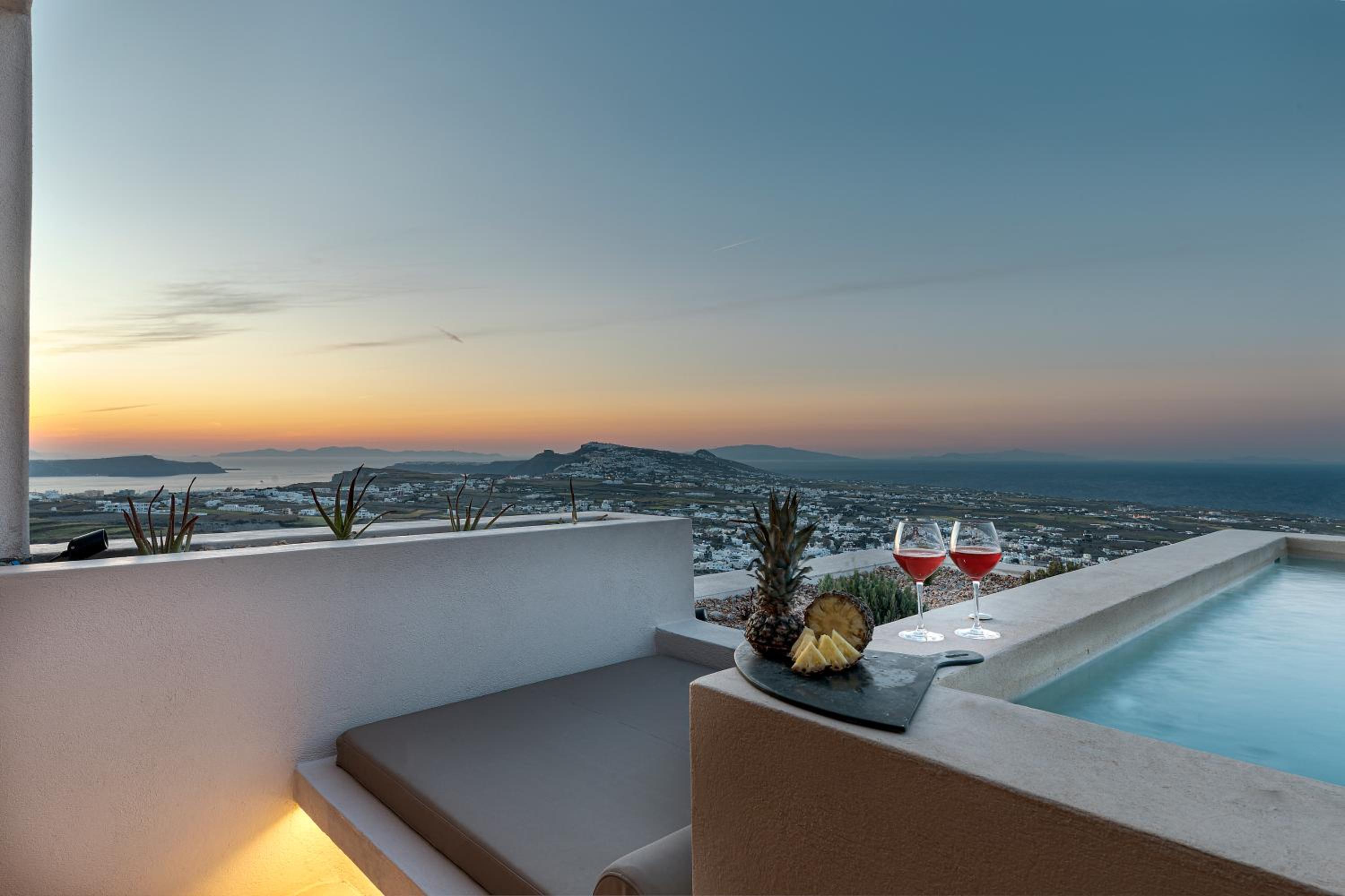 Panoramic Suite with Hot Tub photo 2