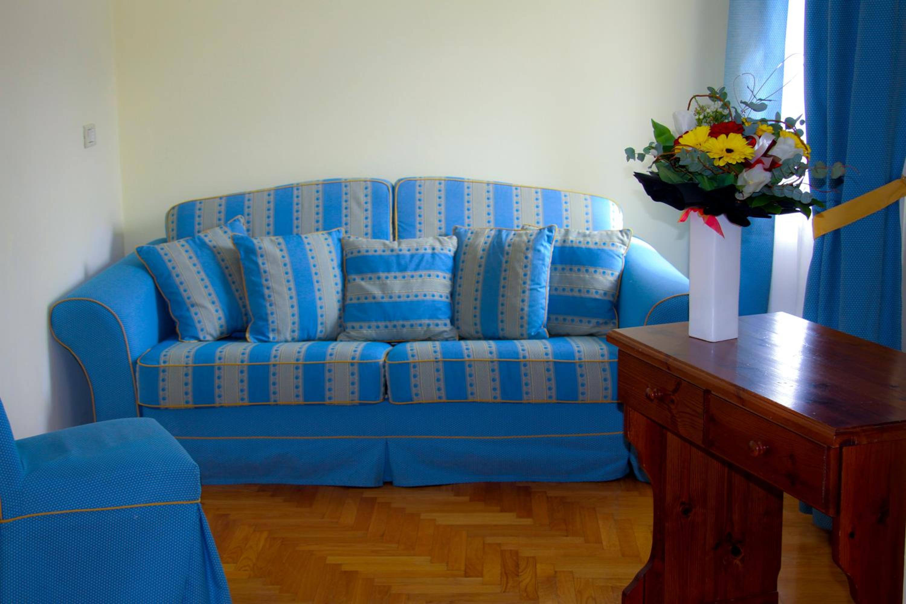 Family Room with Lake View - Photo 8