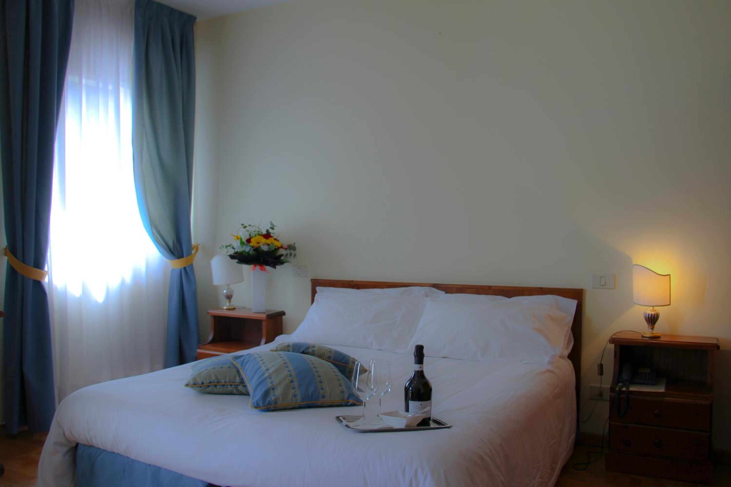 Standard Double or Twin Room - Photo 9