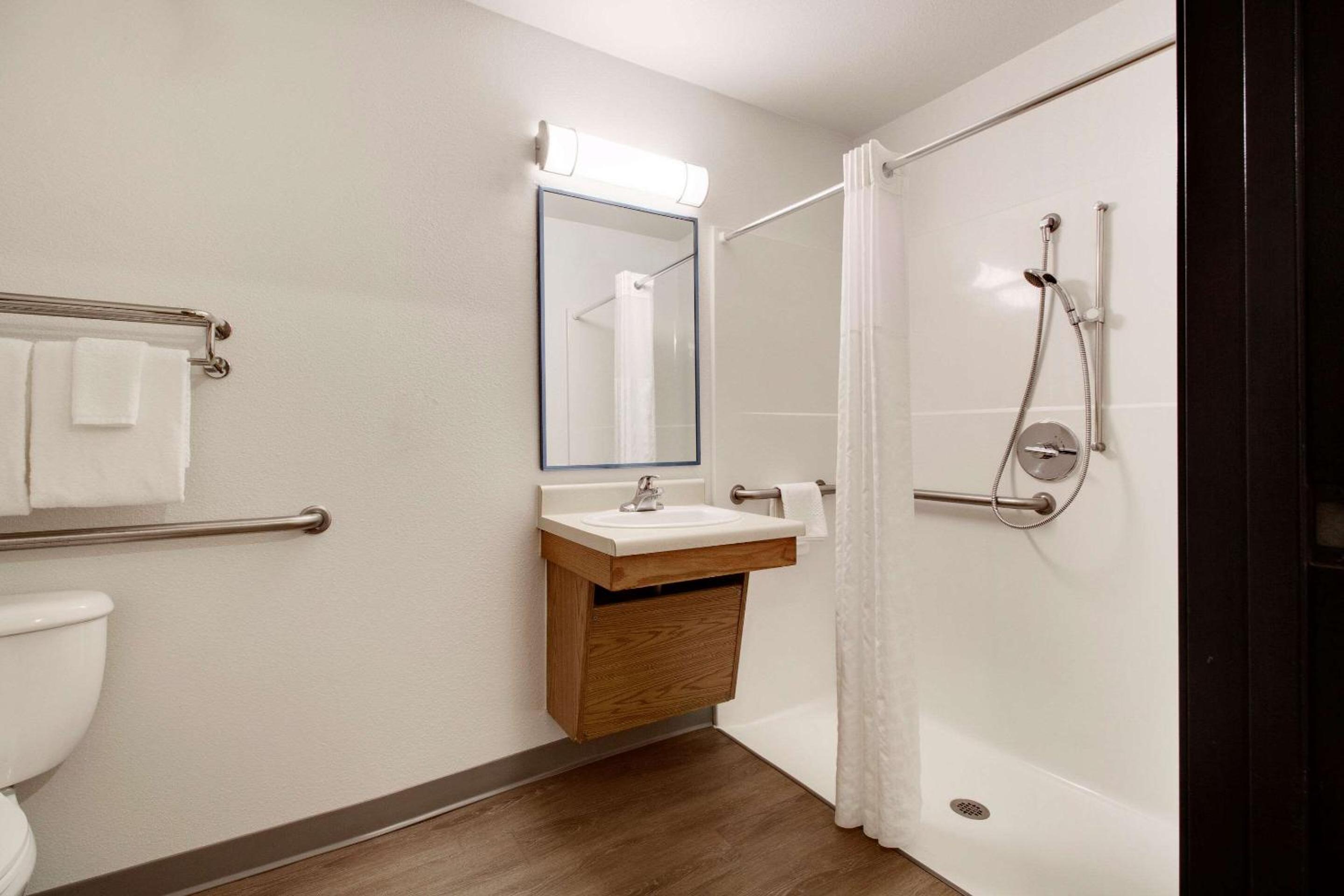 1 Queen Bed, Suite, Nonsmoking, Accessible photo 2