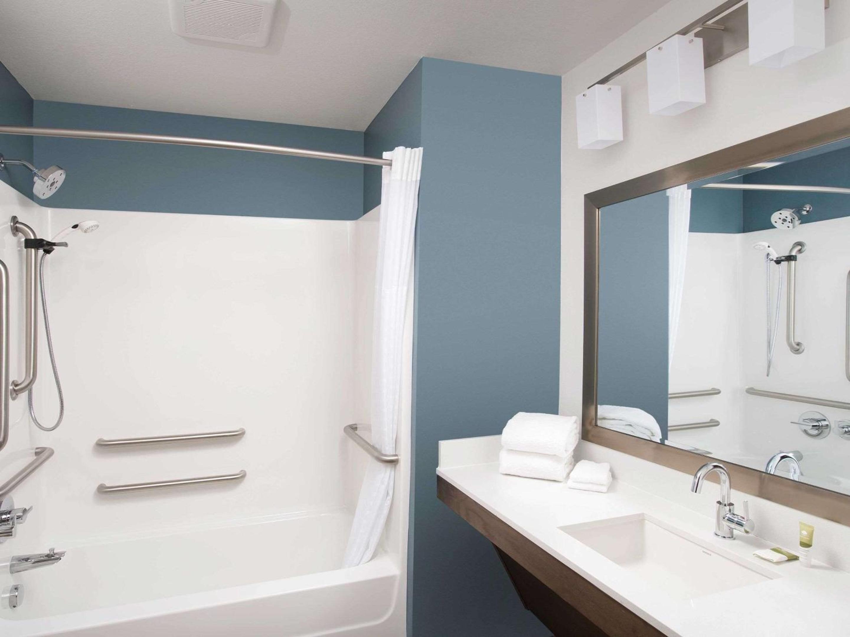 Queen Room with Tub - Accessible/Non Smoking - Photo 2