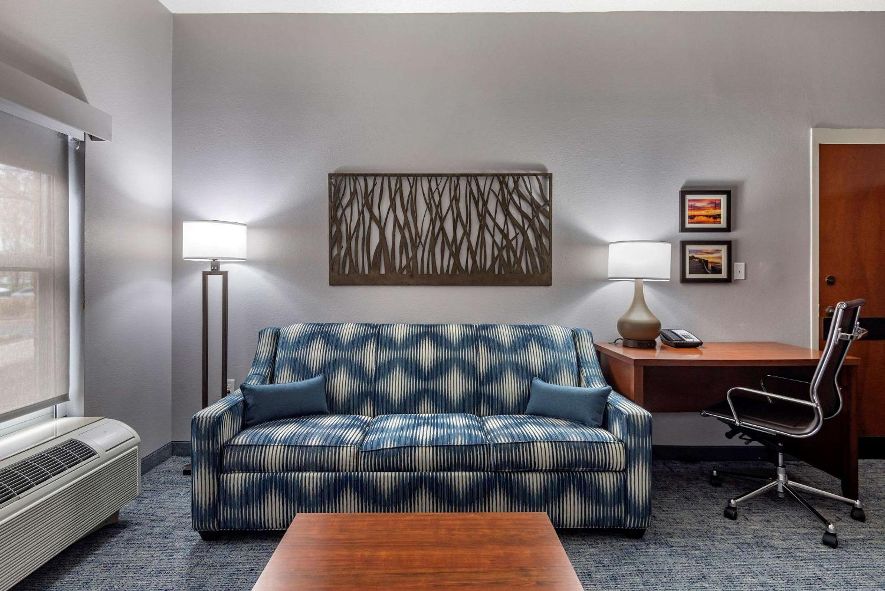 King Suite with Sofa Bed - Non Smoking - Photo 2