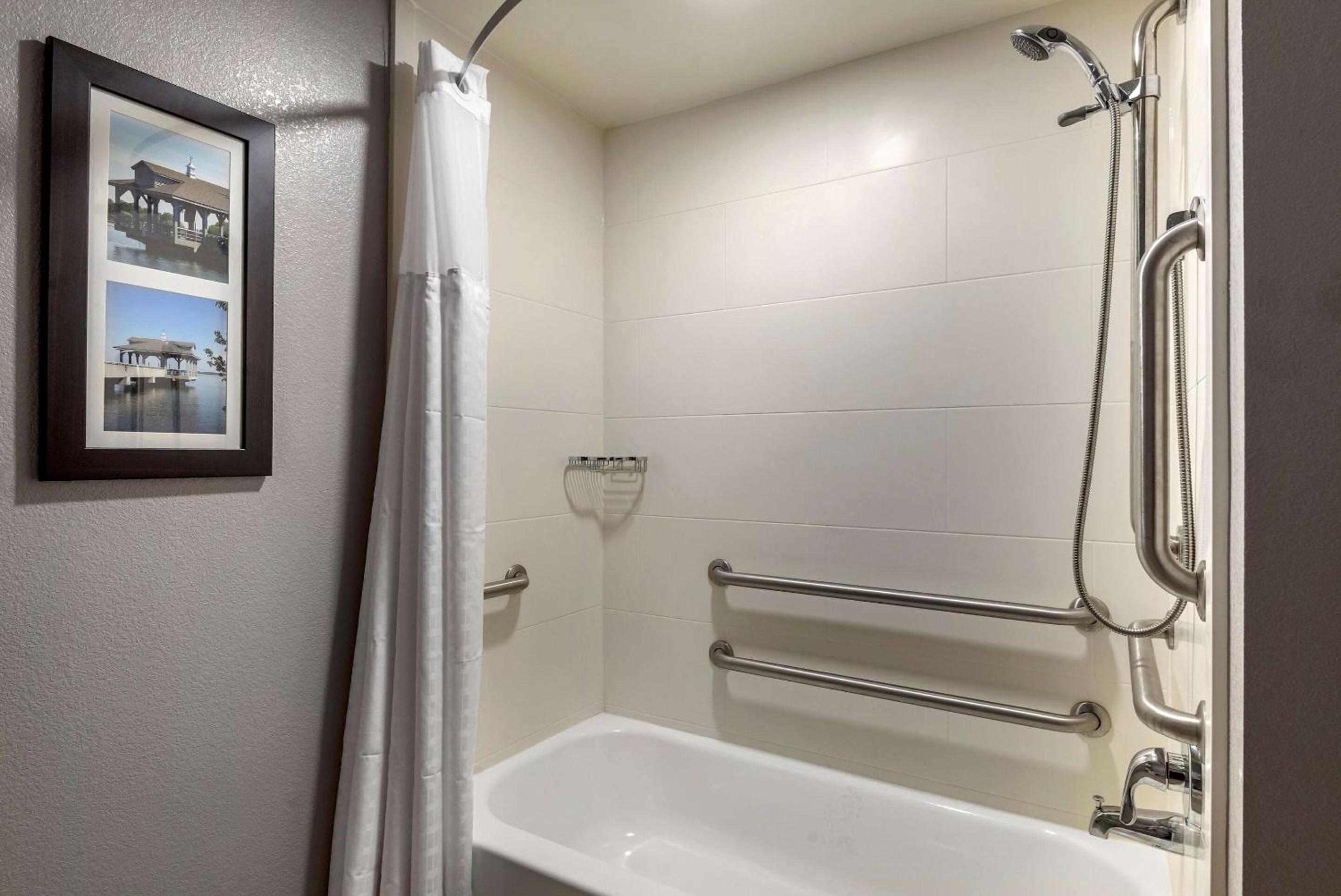 King Suite - Accessible/Non-Smoking - Photo 4