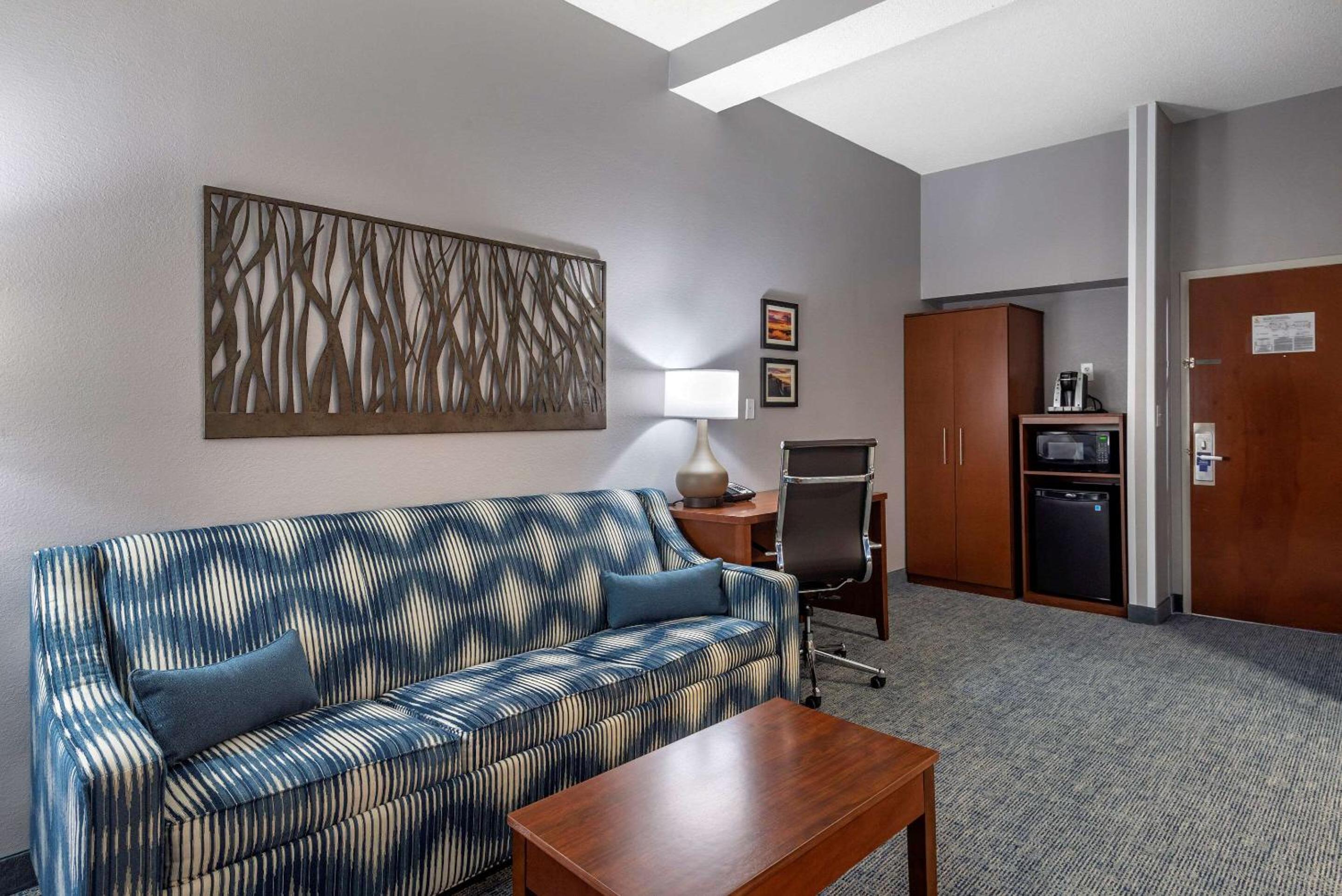 King Suite with Sofa Bed - Non Smoking - Photo 4