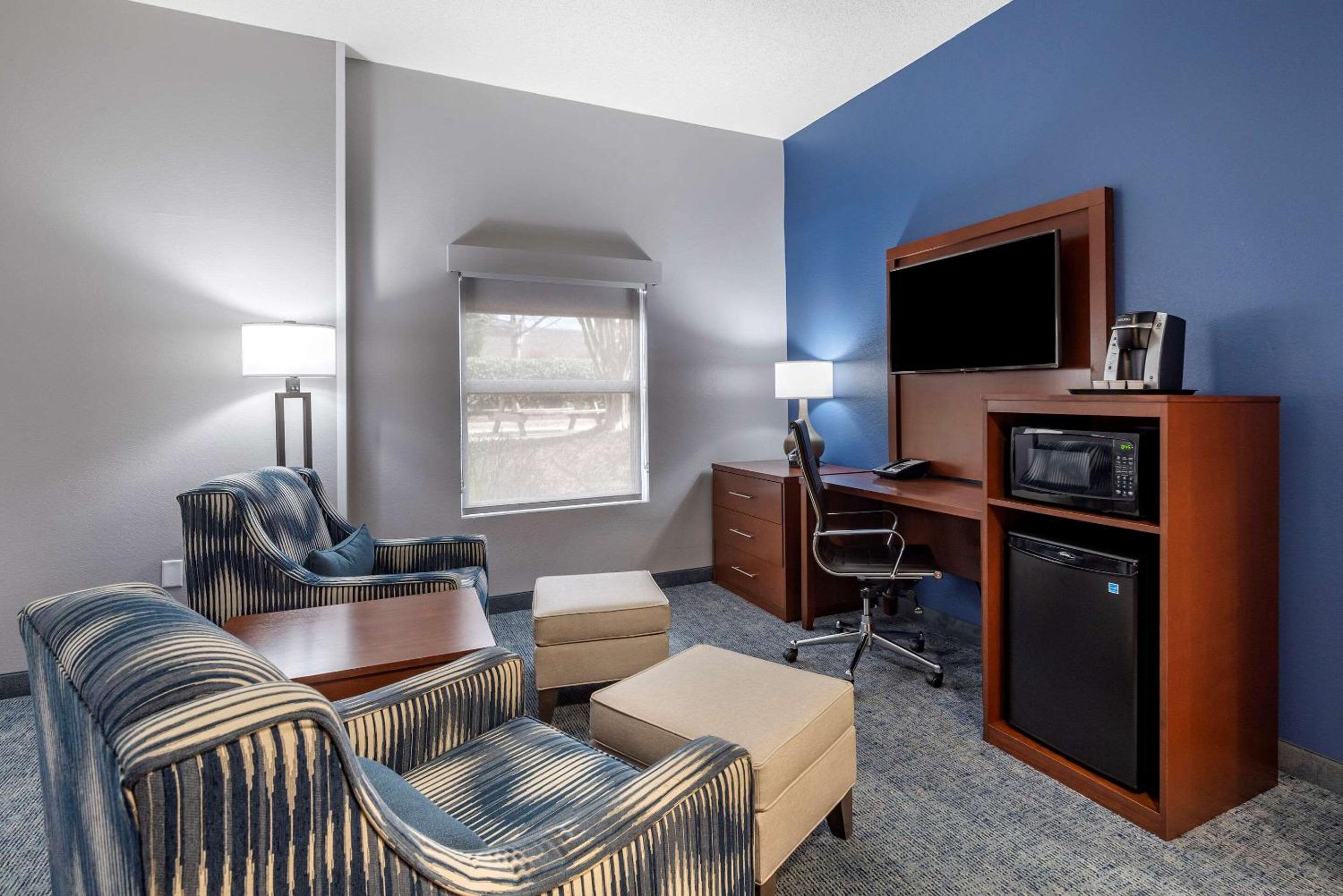 King Suite with Two King Beds - Non-Smoking - Photo 3