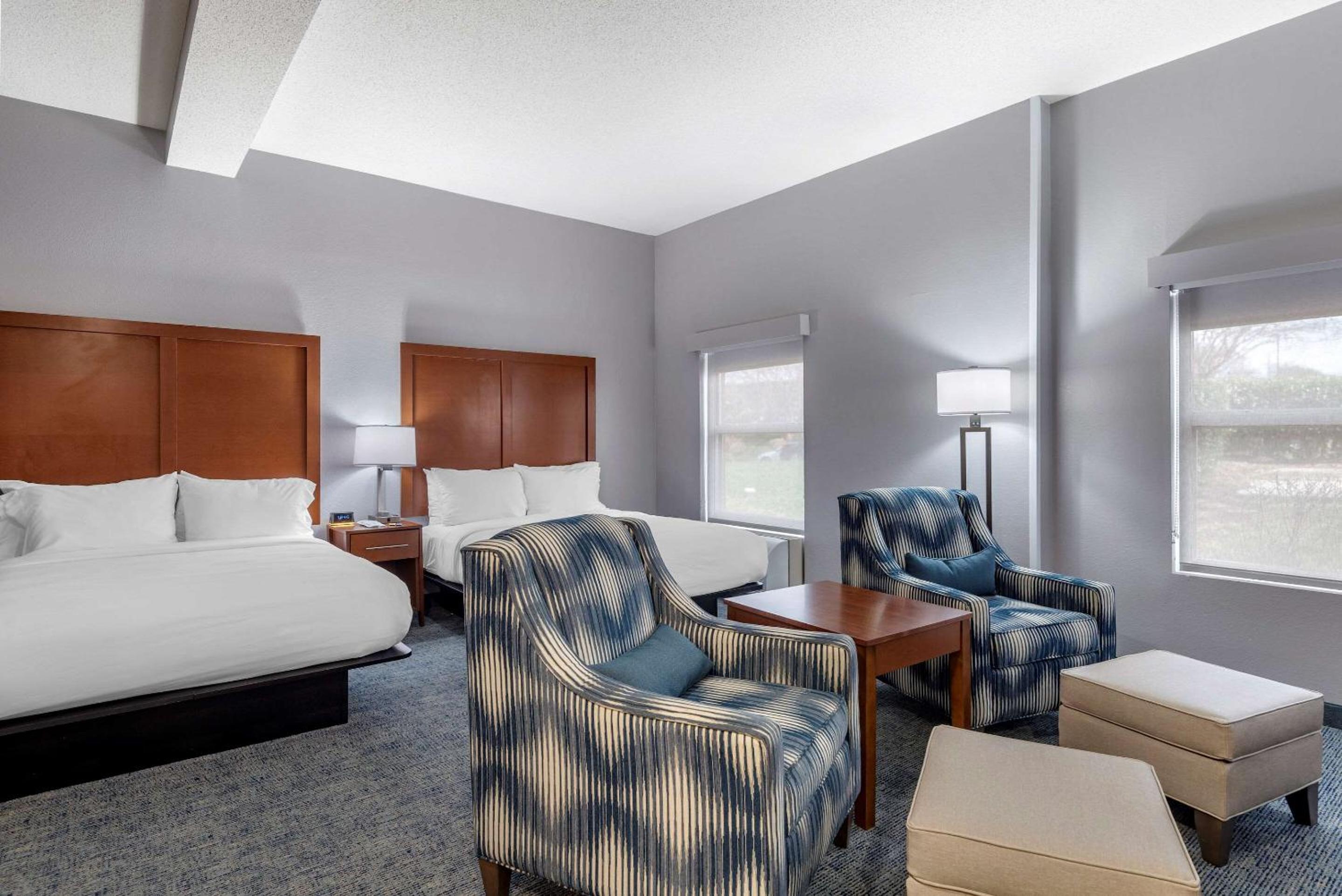 King Suite with Two King Beds - Non-Smoking - Photo 2