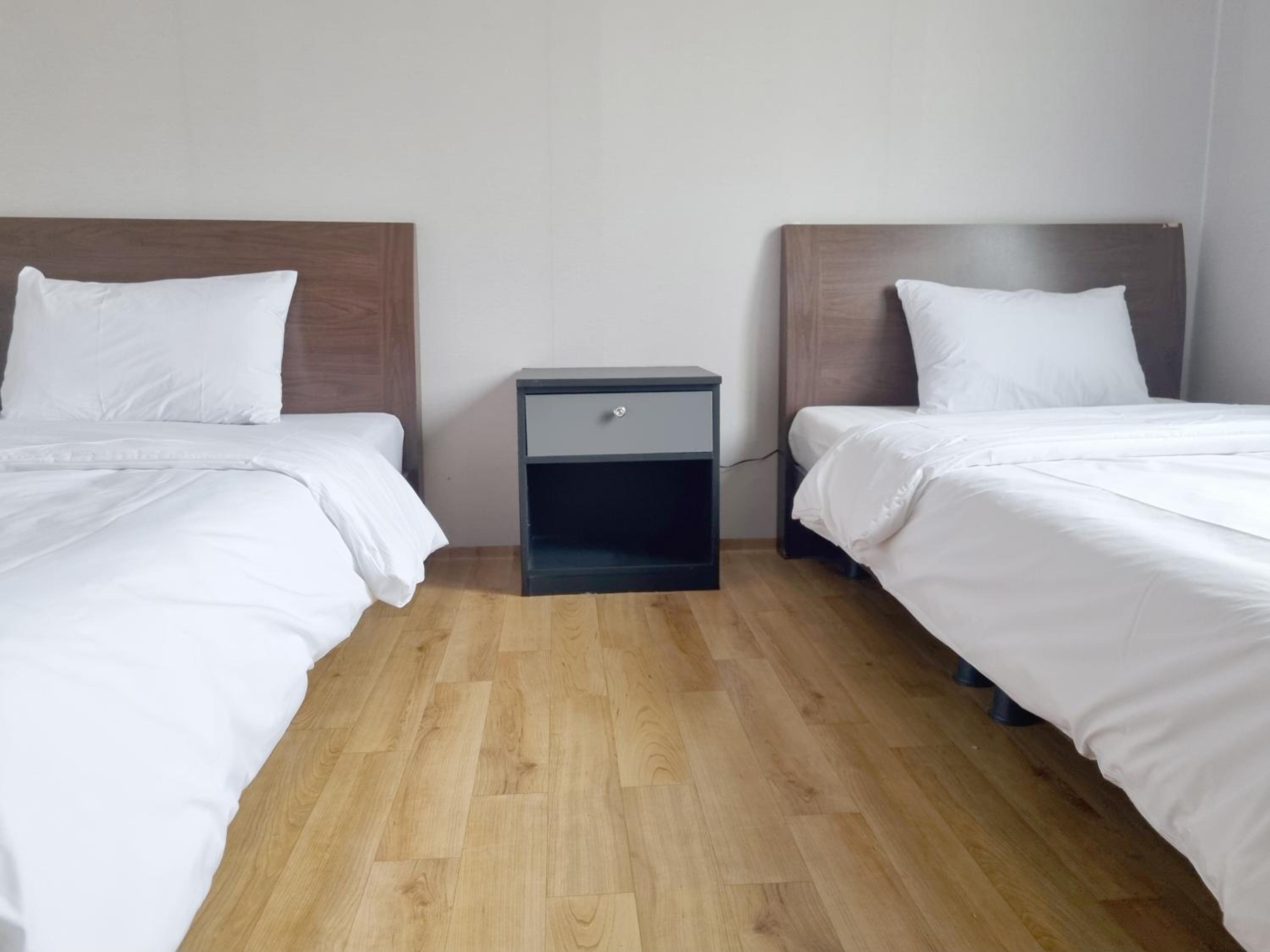 Standard Twin Room - Photo 10