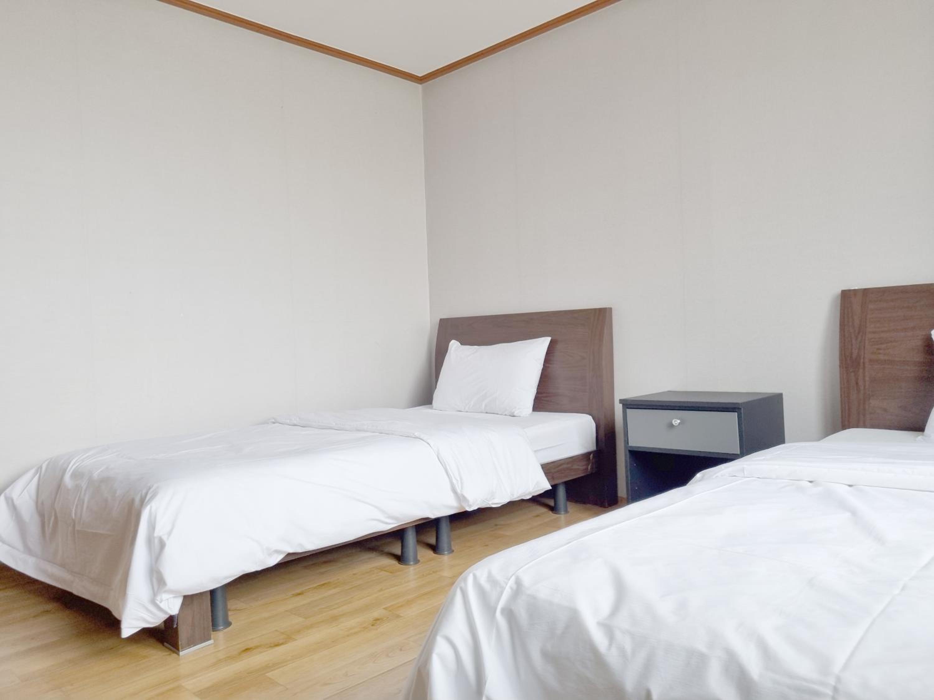 Standard Twin Room - Photo 7