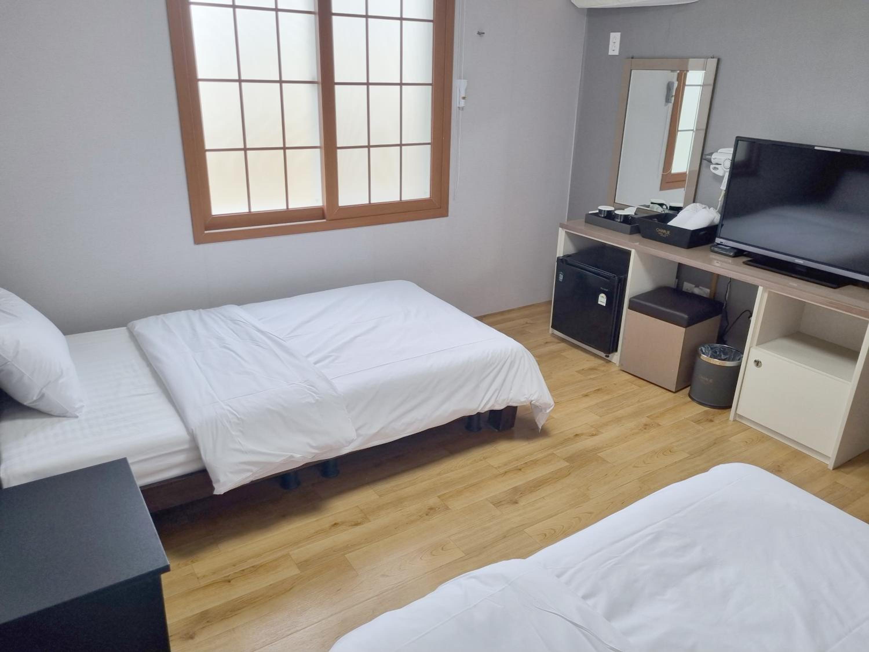 Standard Twin Room - Photo 18