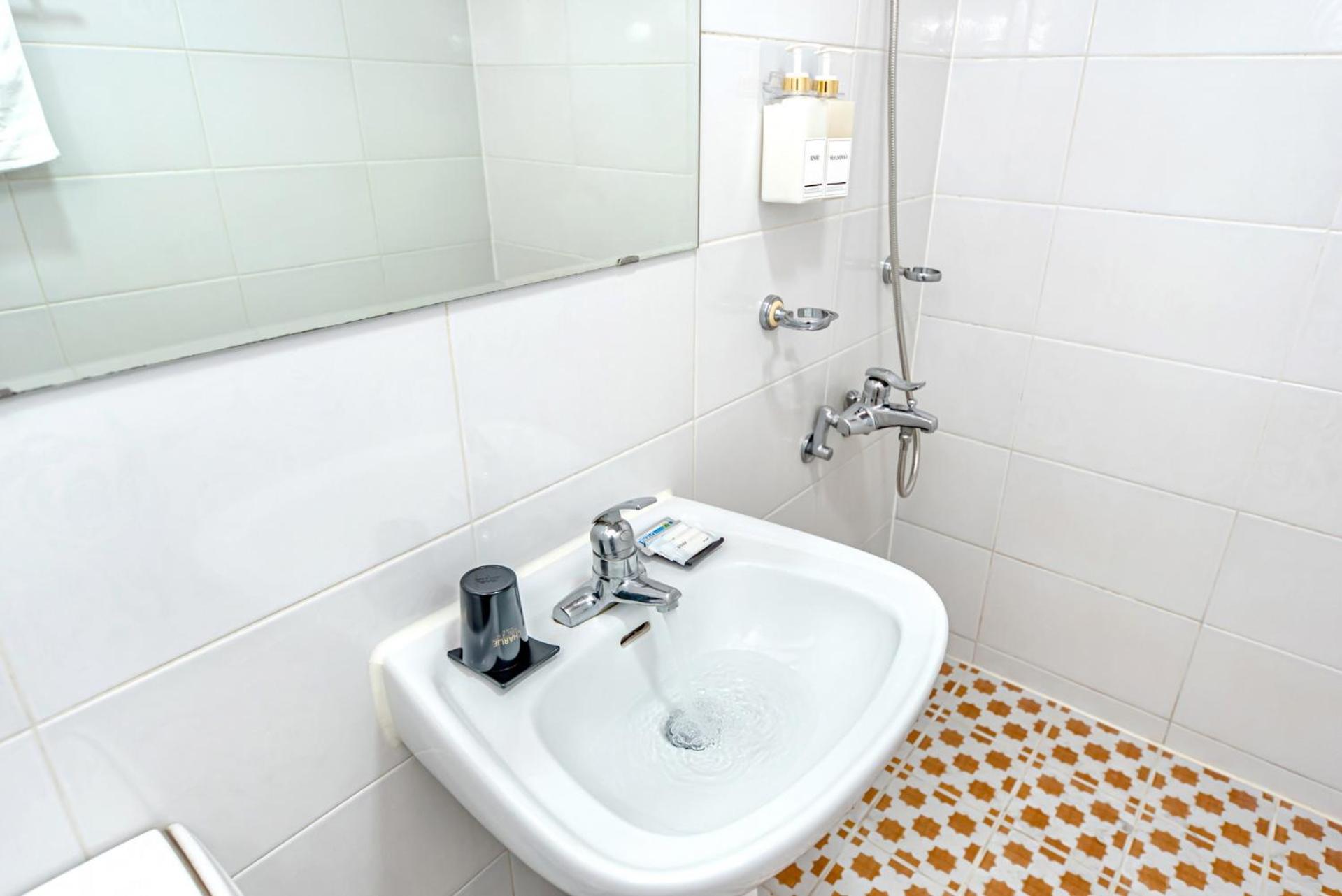 Standard Twin Room - Photo 4