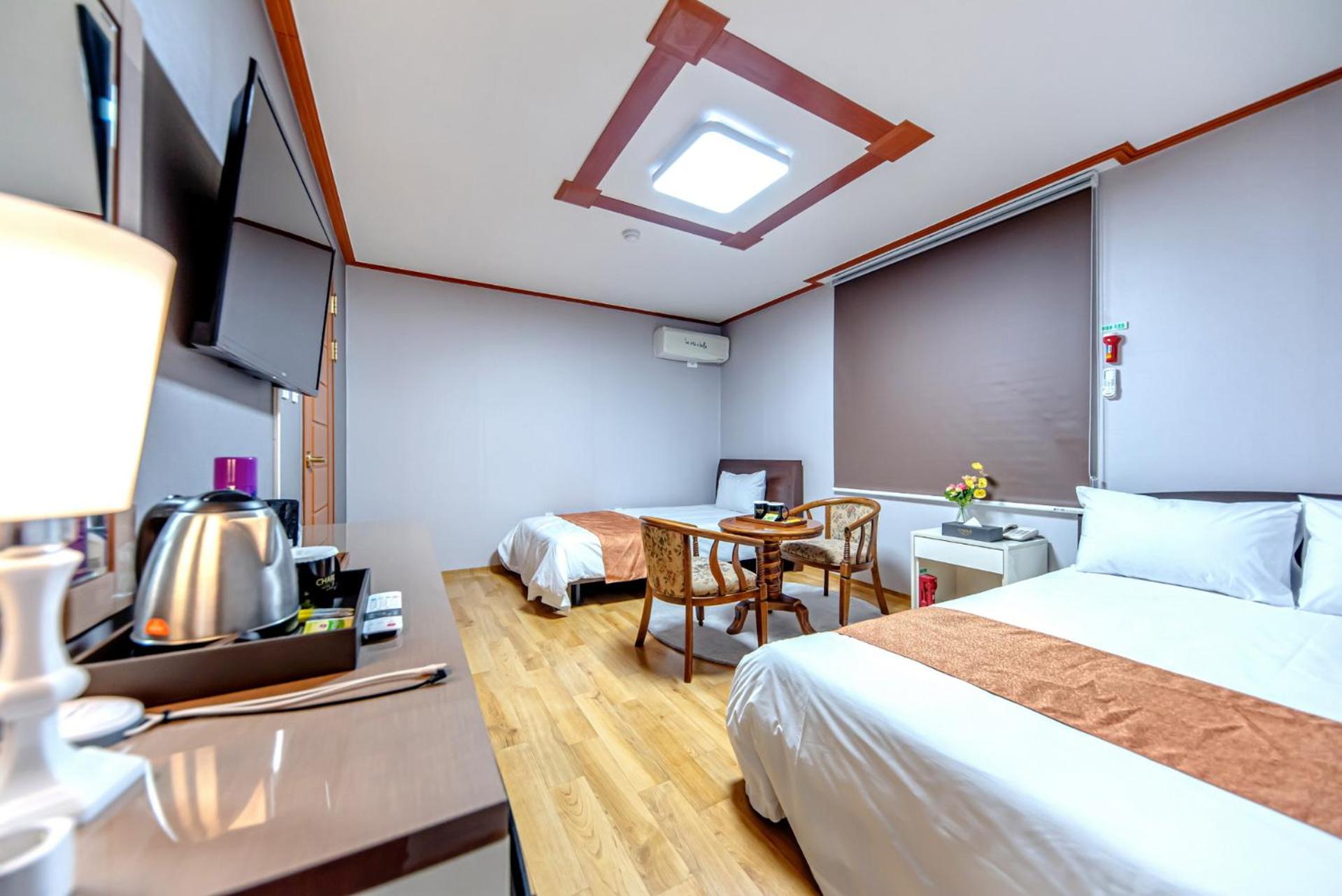 Deluxe Twin Room - Photo 13