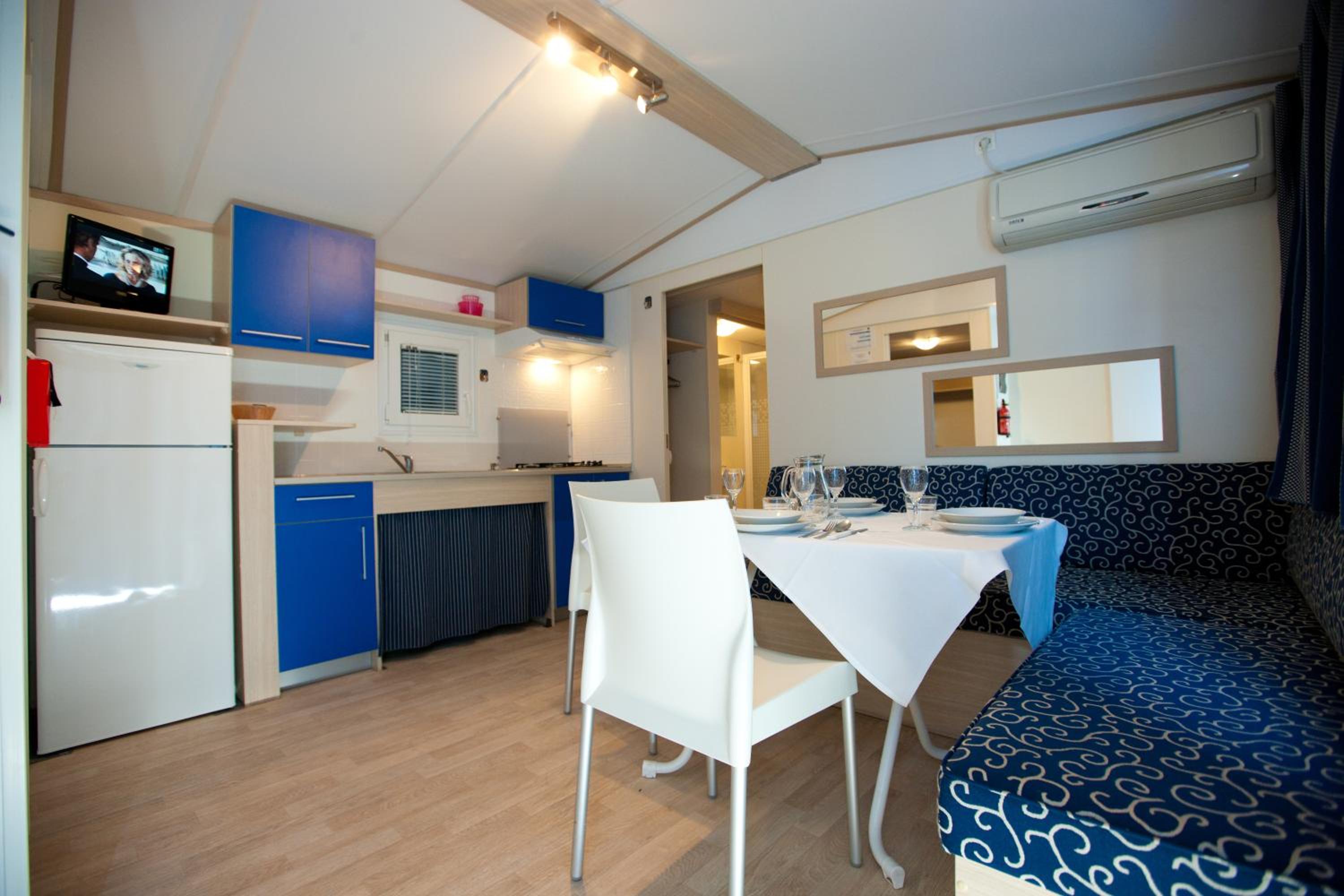 Superior Bungalow - Photo 2