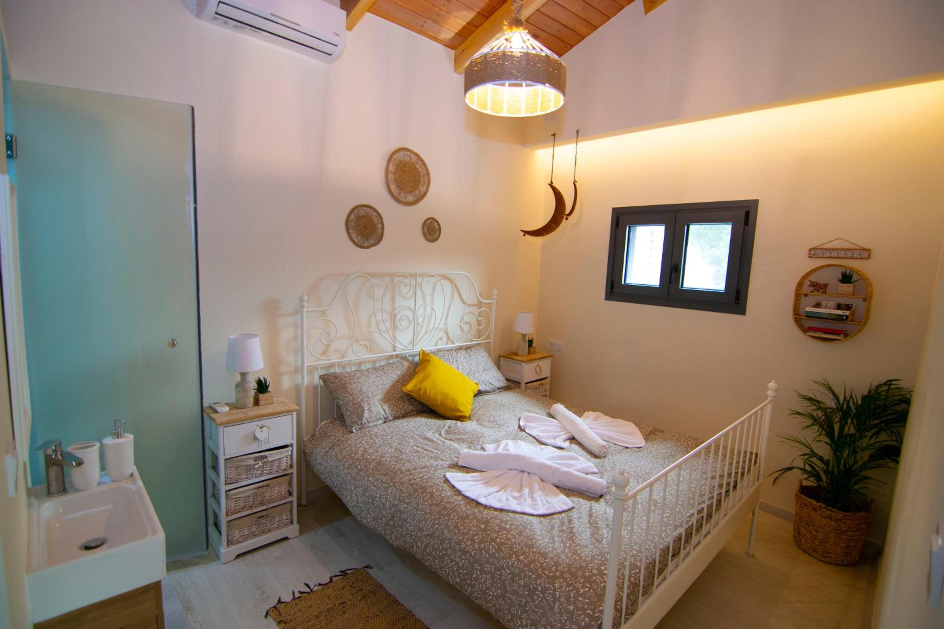 Villa with Private Pool - Photo 13