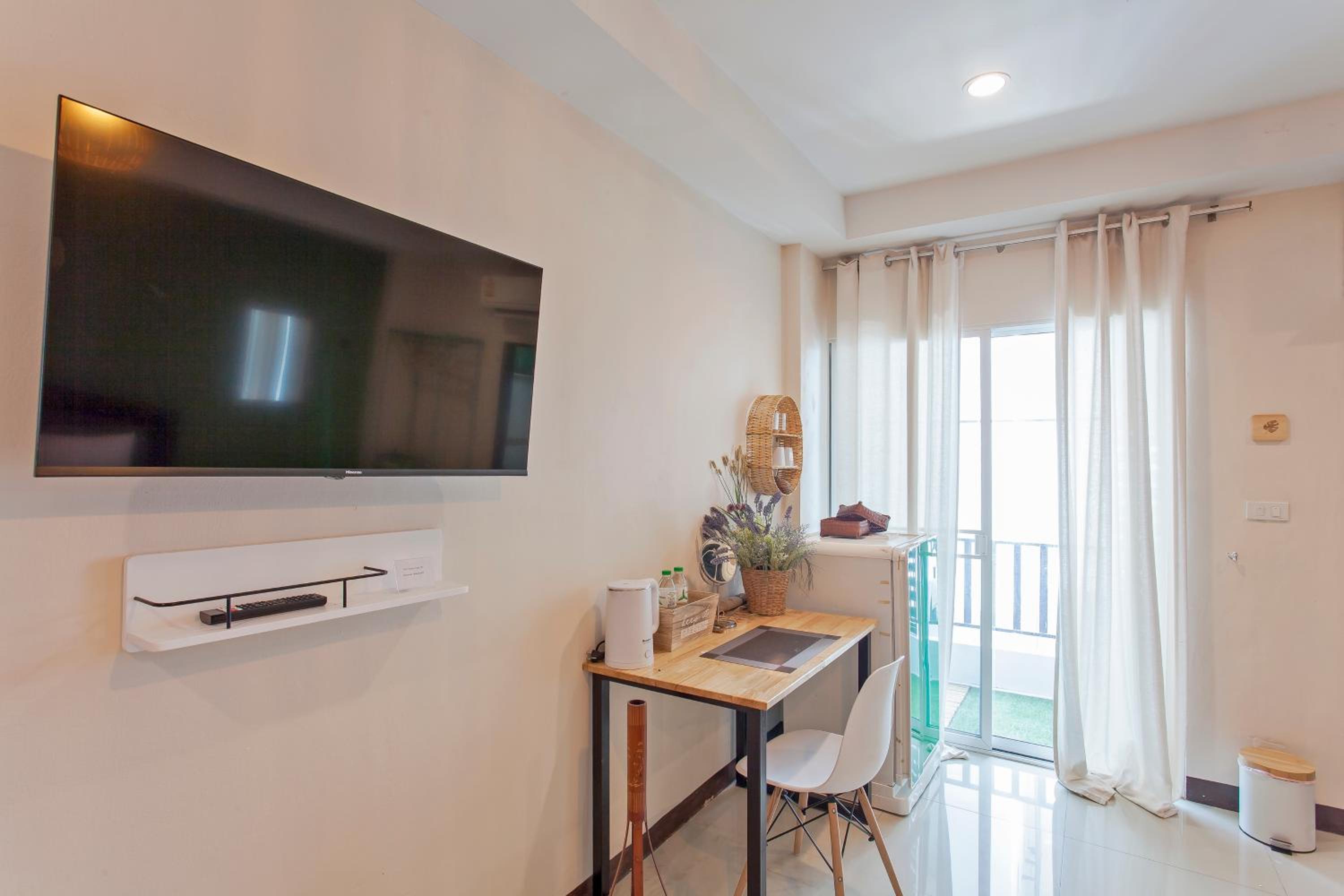 Deluxe King Room - Photo 12