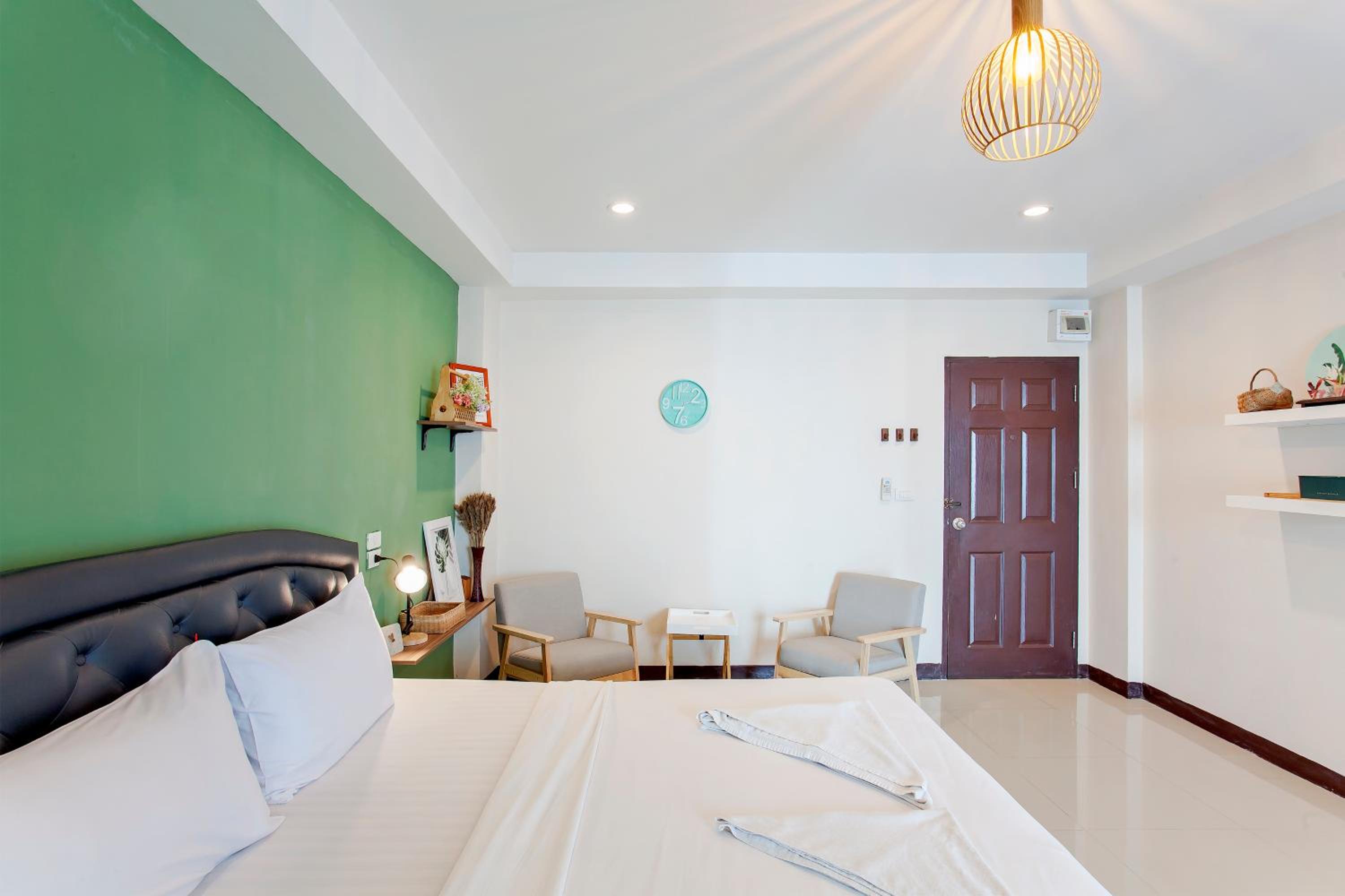 Deluxe King Room - Photo 7