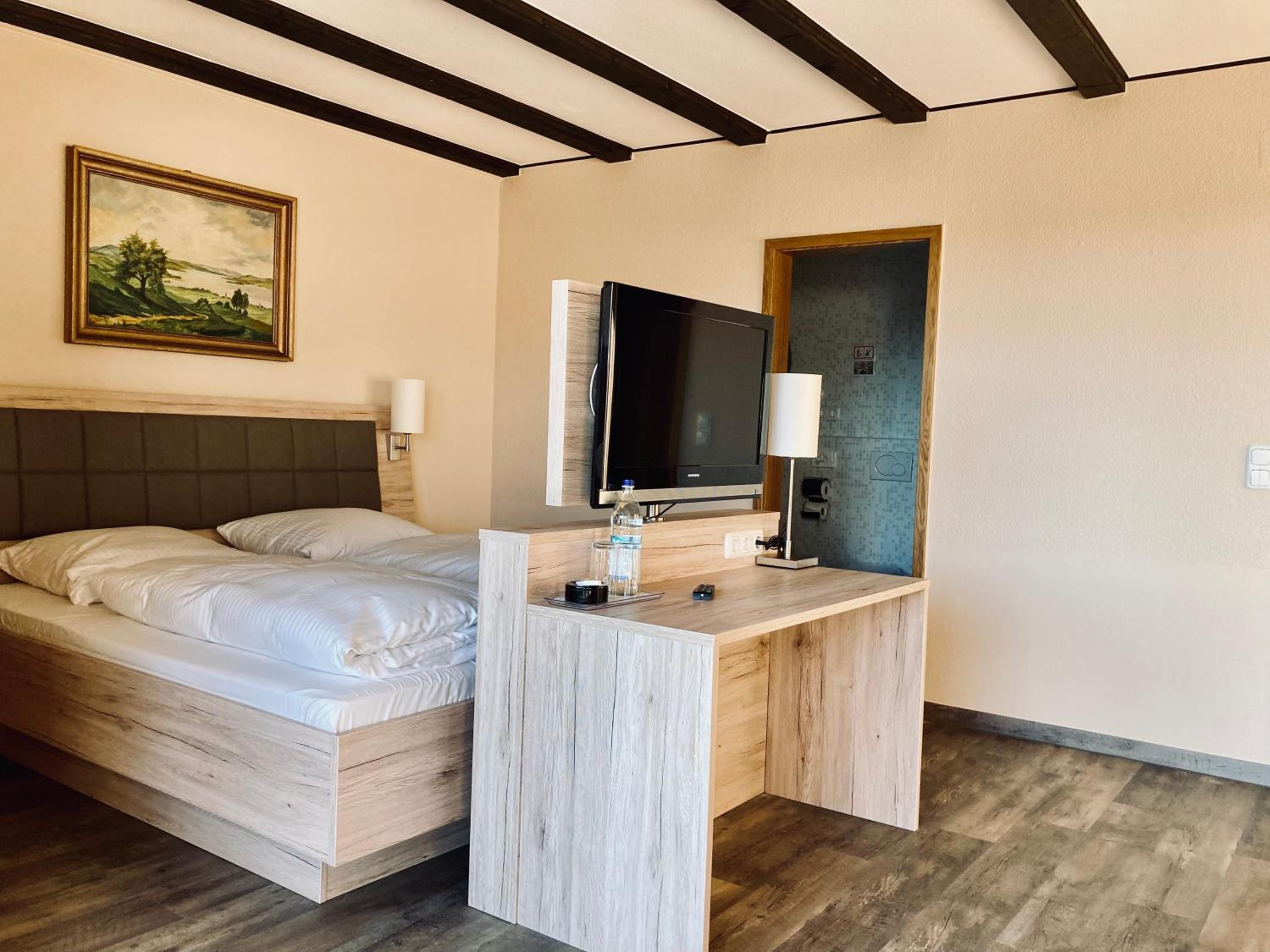 Deluxe Double Room with Balcony - Photo 4