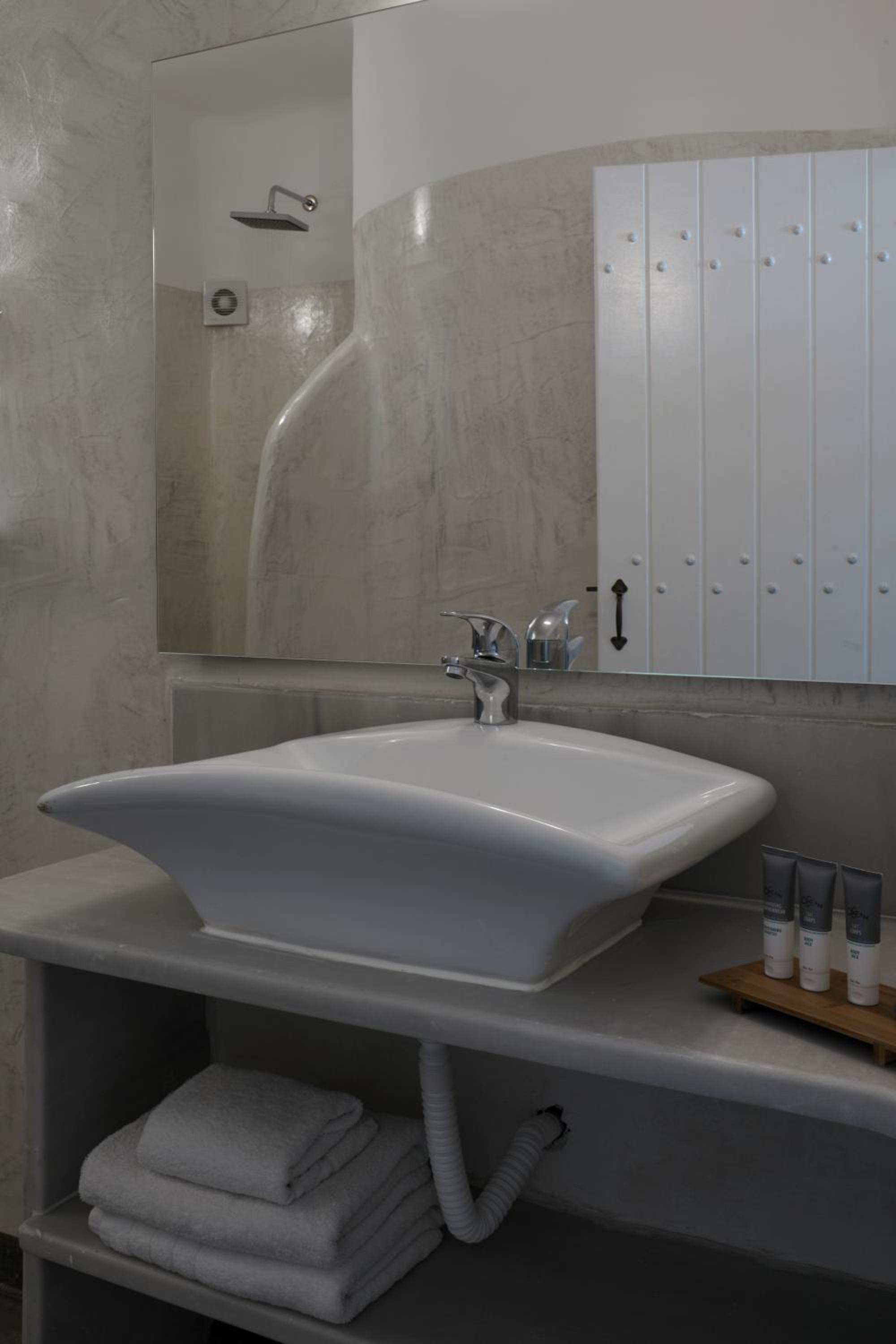 Elegant Suite Caldera View - Photo 7