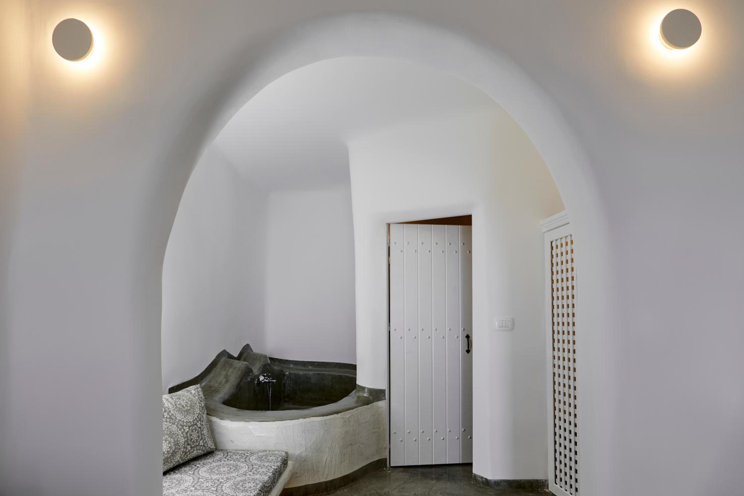 Elegant Suite Caldera View - Photo 8