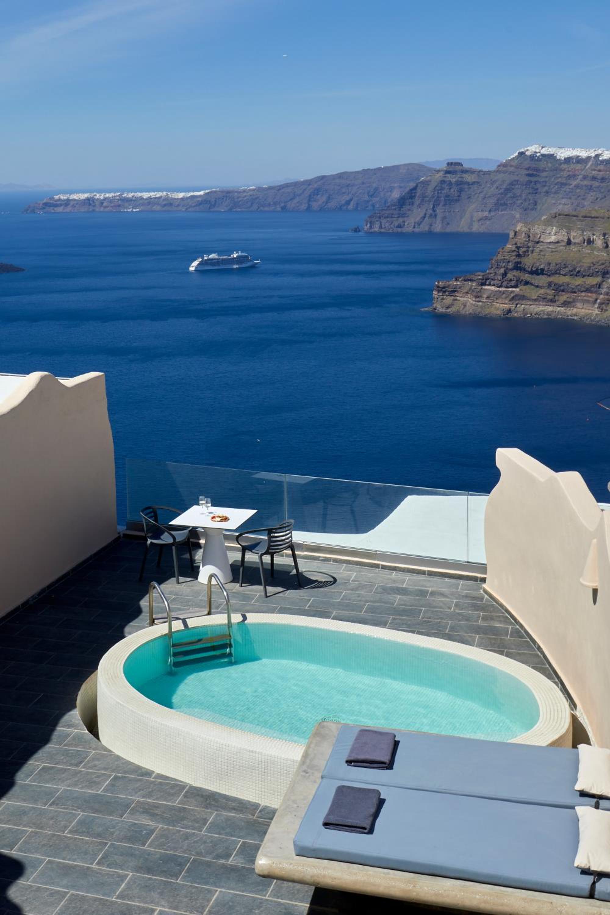 Presidential Suite with Private Pool Caldera View photo 2