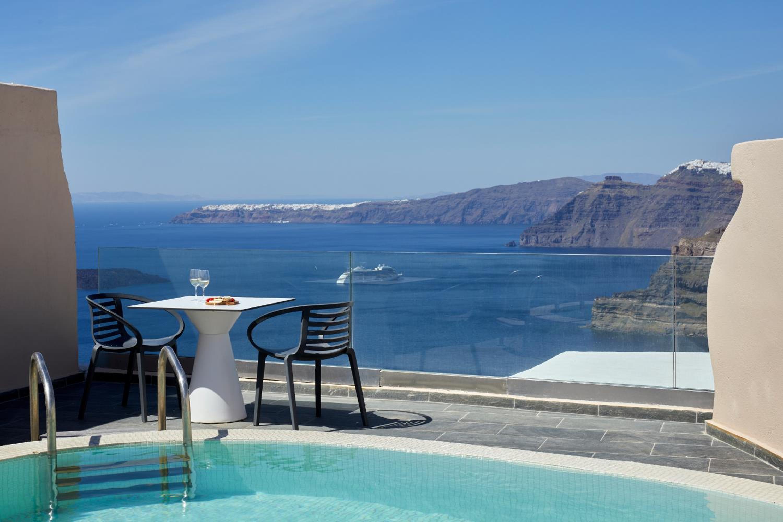 Presidential Suite with Private Pool Caldera View photo 3