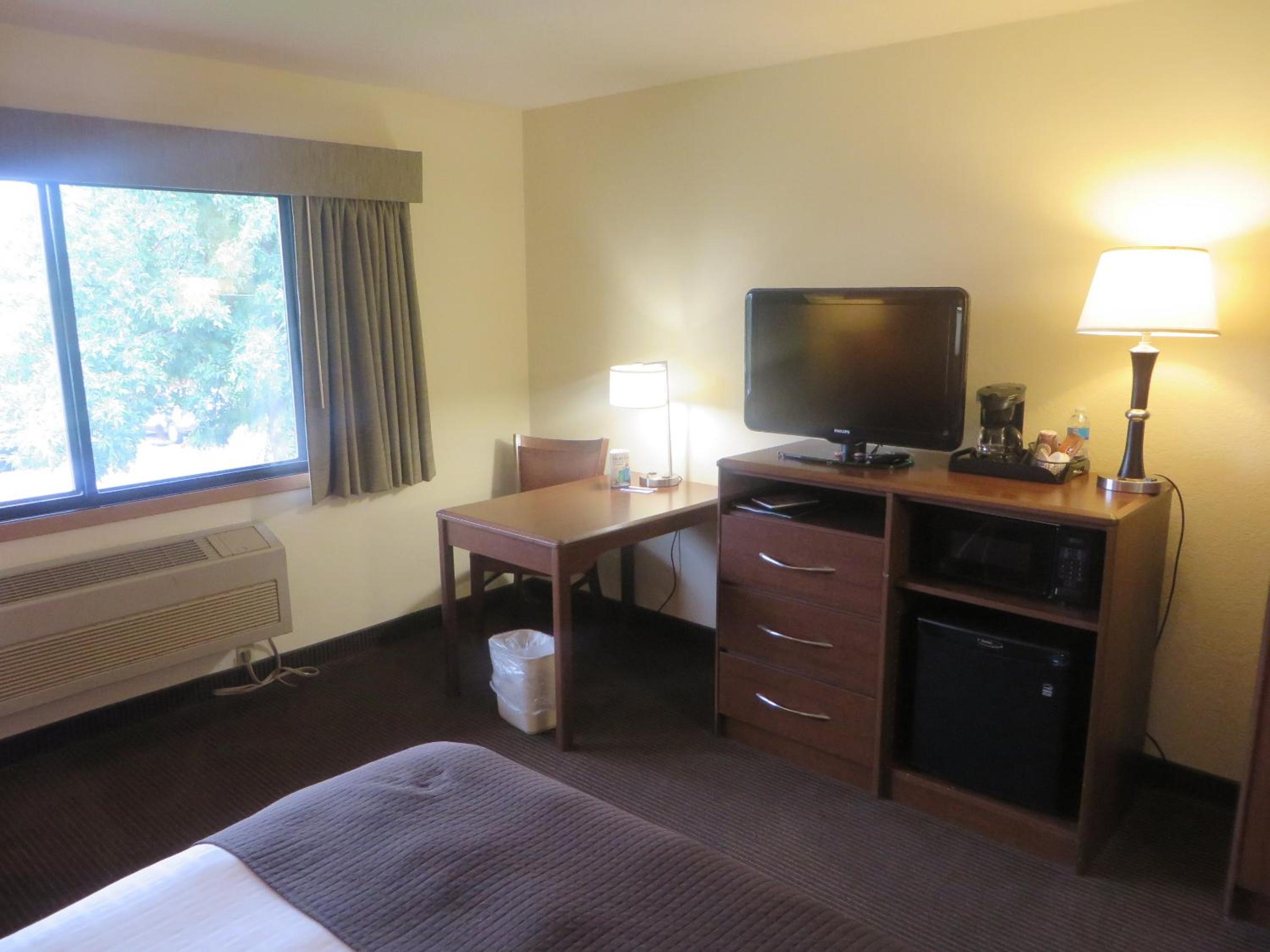 Queen Room with Two Queen Beds - Non-Smoking - Photo 8