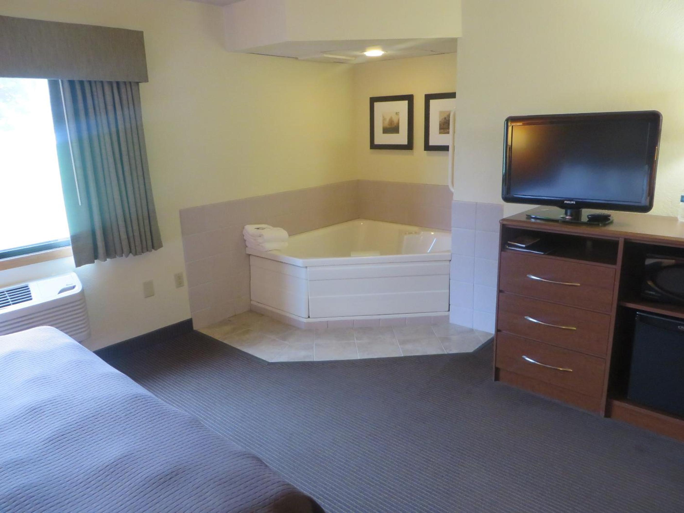 One-Bedroom Deluxe King Suite - Non-Smoking - Photo 2