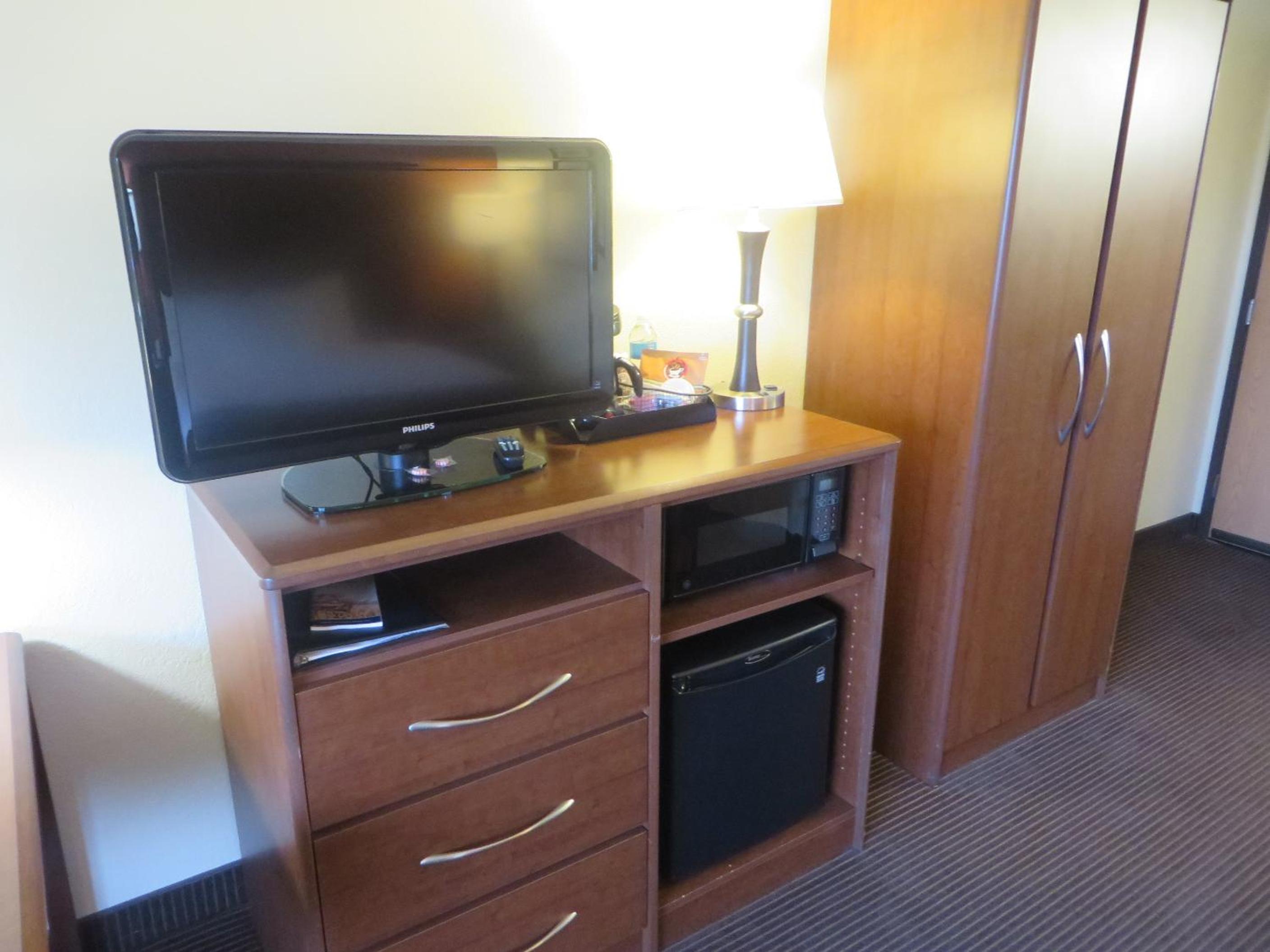 Queen Room with Two Queen Beds - Non-Smoking - Photo 12