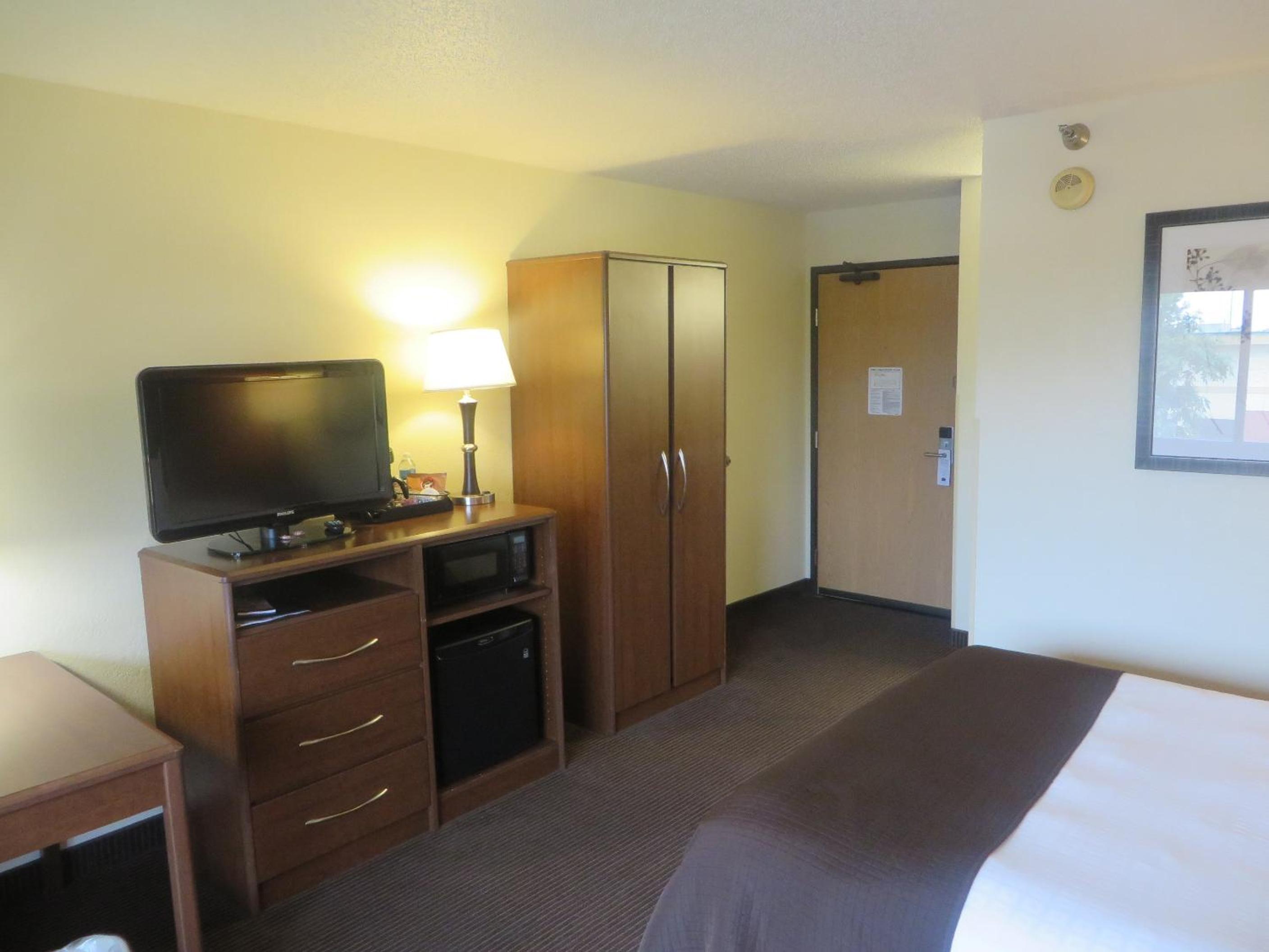 Queen Room with Two Queen Beds - Non-Smoking - Photo 13