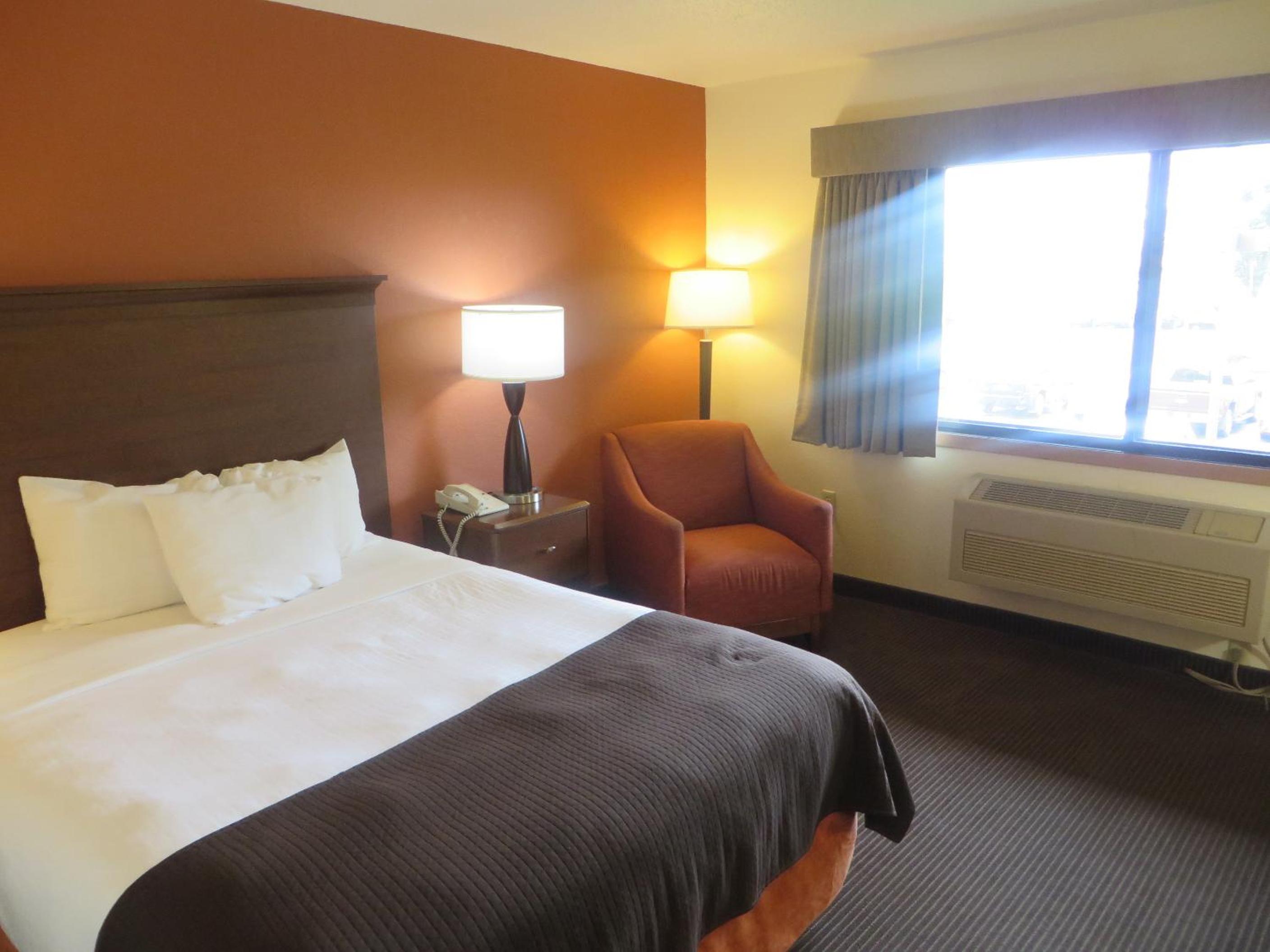 Queen Room - Non-Smoking - Photo 8