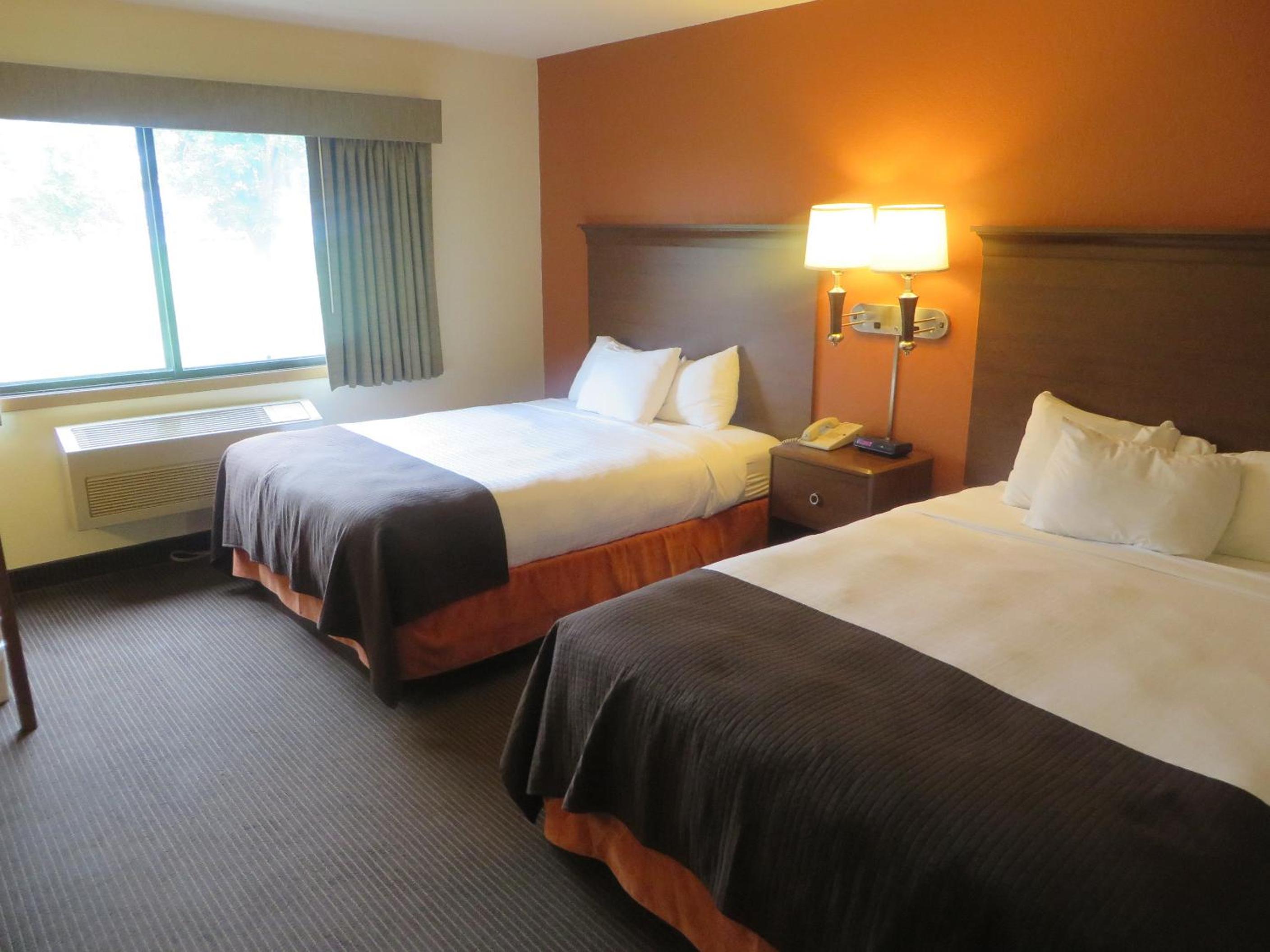 Queen Room with Two Queen Beds - Non-Smoking - Photo 5